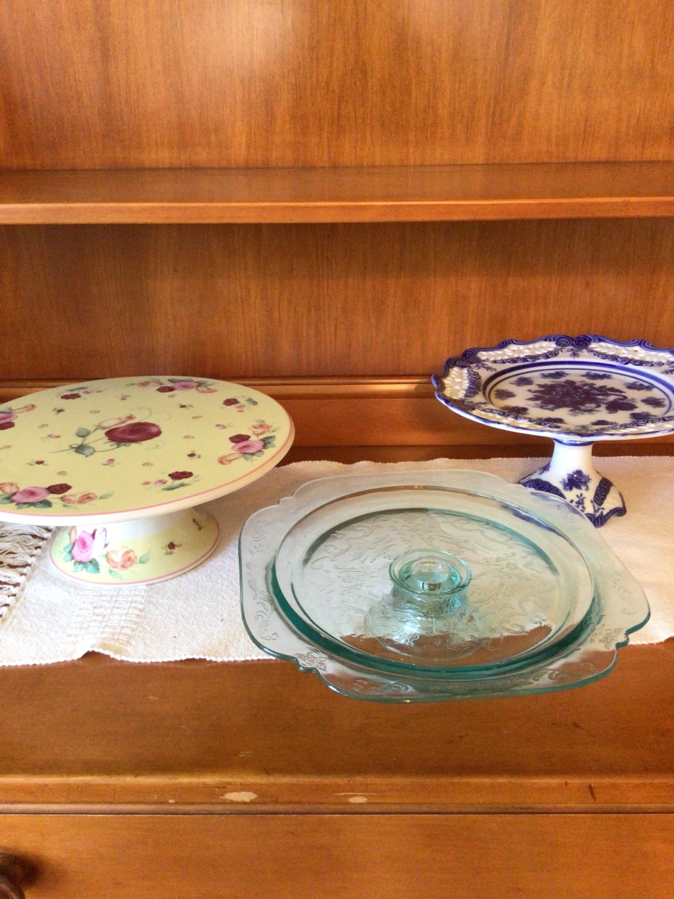 Assorted cake stands and serving plates - image 1 of 4