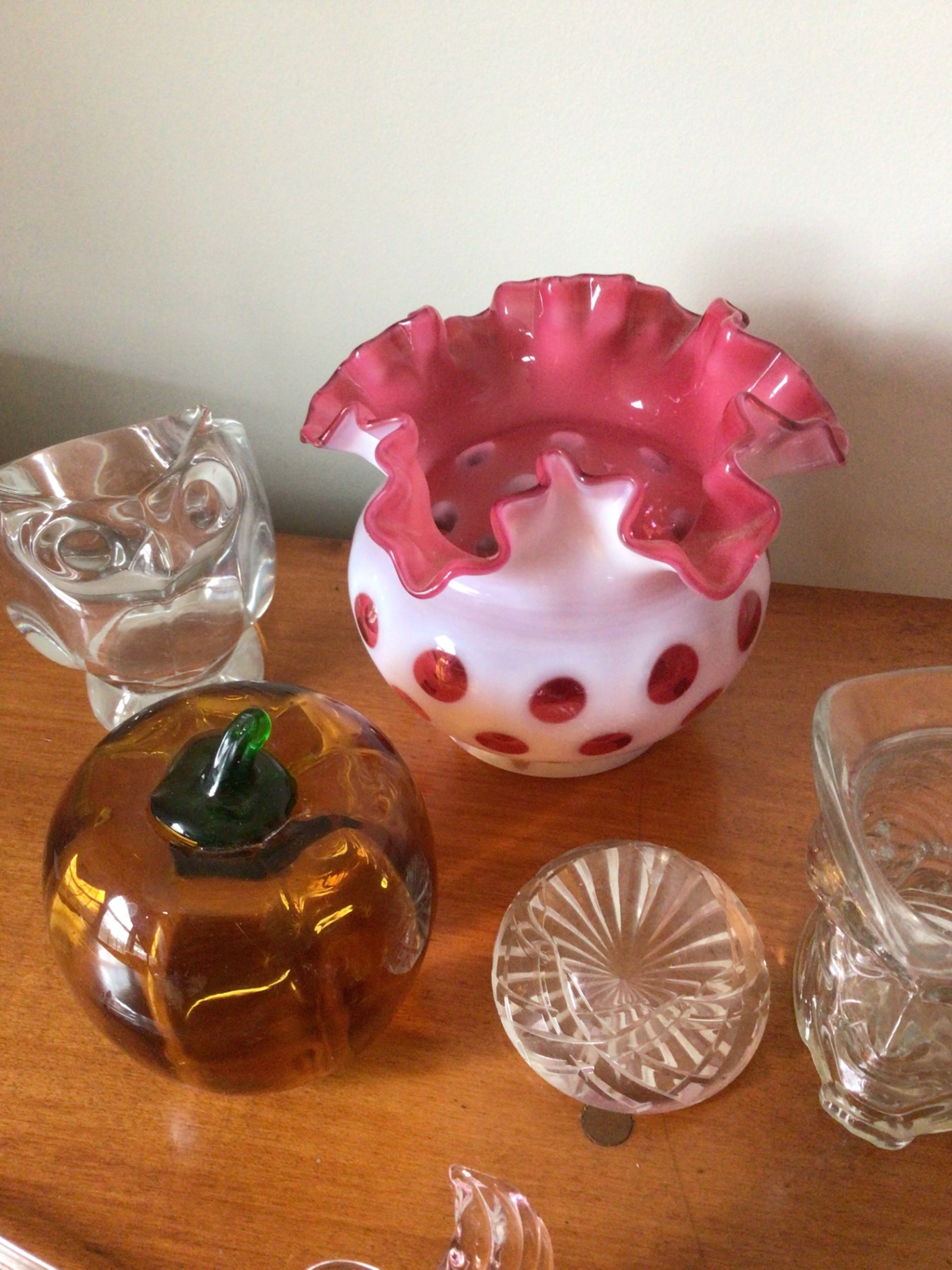 Assorted glassware and decorative items - image 3 of 4