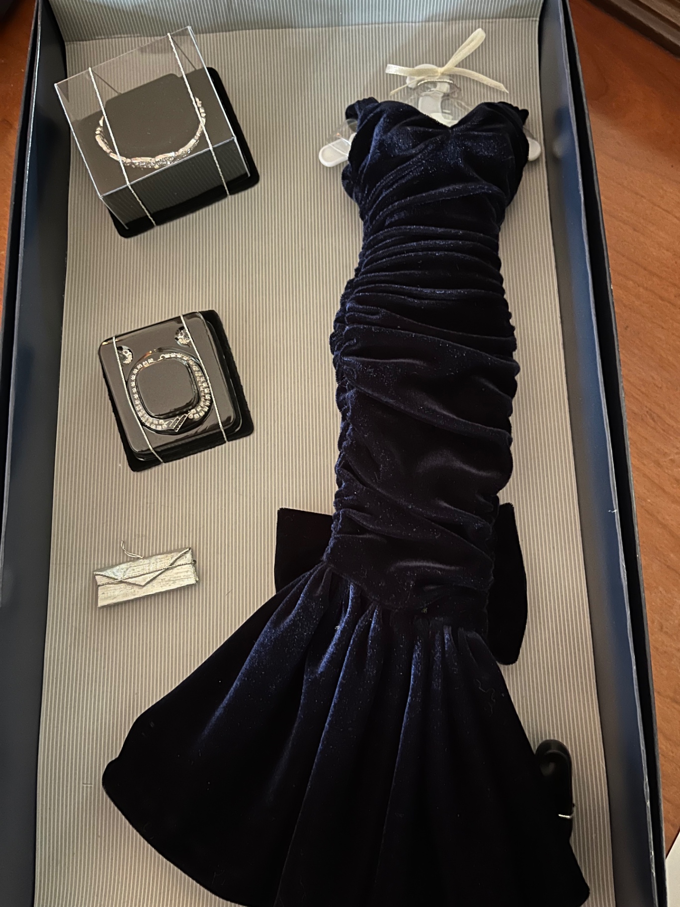 Princess Diana’s blue gown and accessories  - image 1 of 1