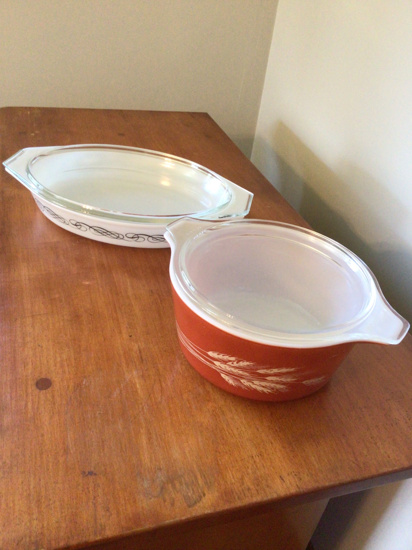 Two glass casserole dishes with lids - image 2 of 5