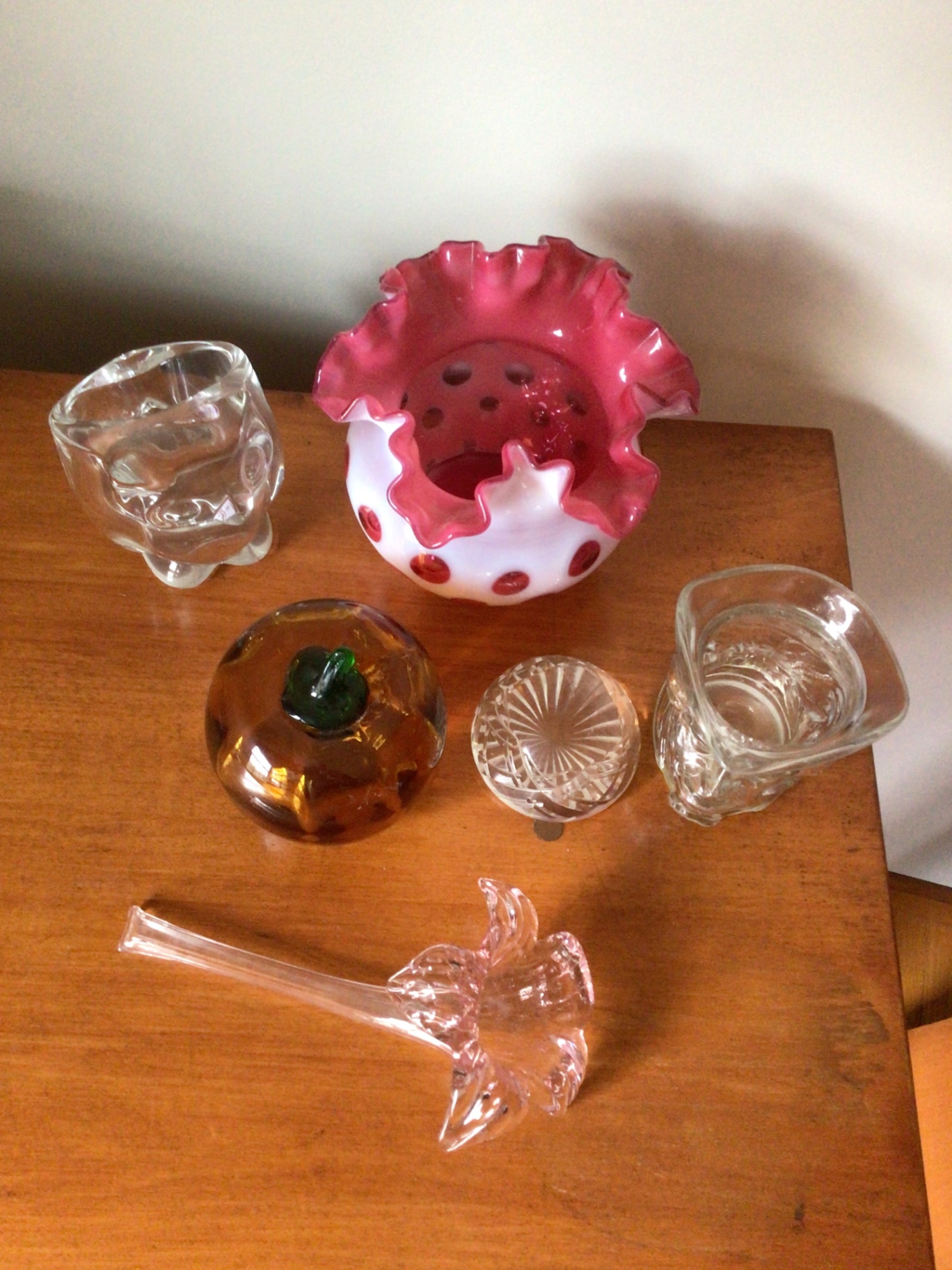Assorted glassware and decorative items - image 2 of 4