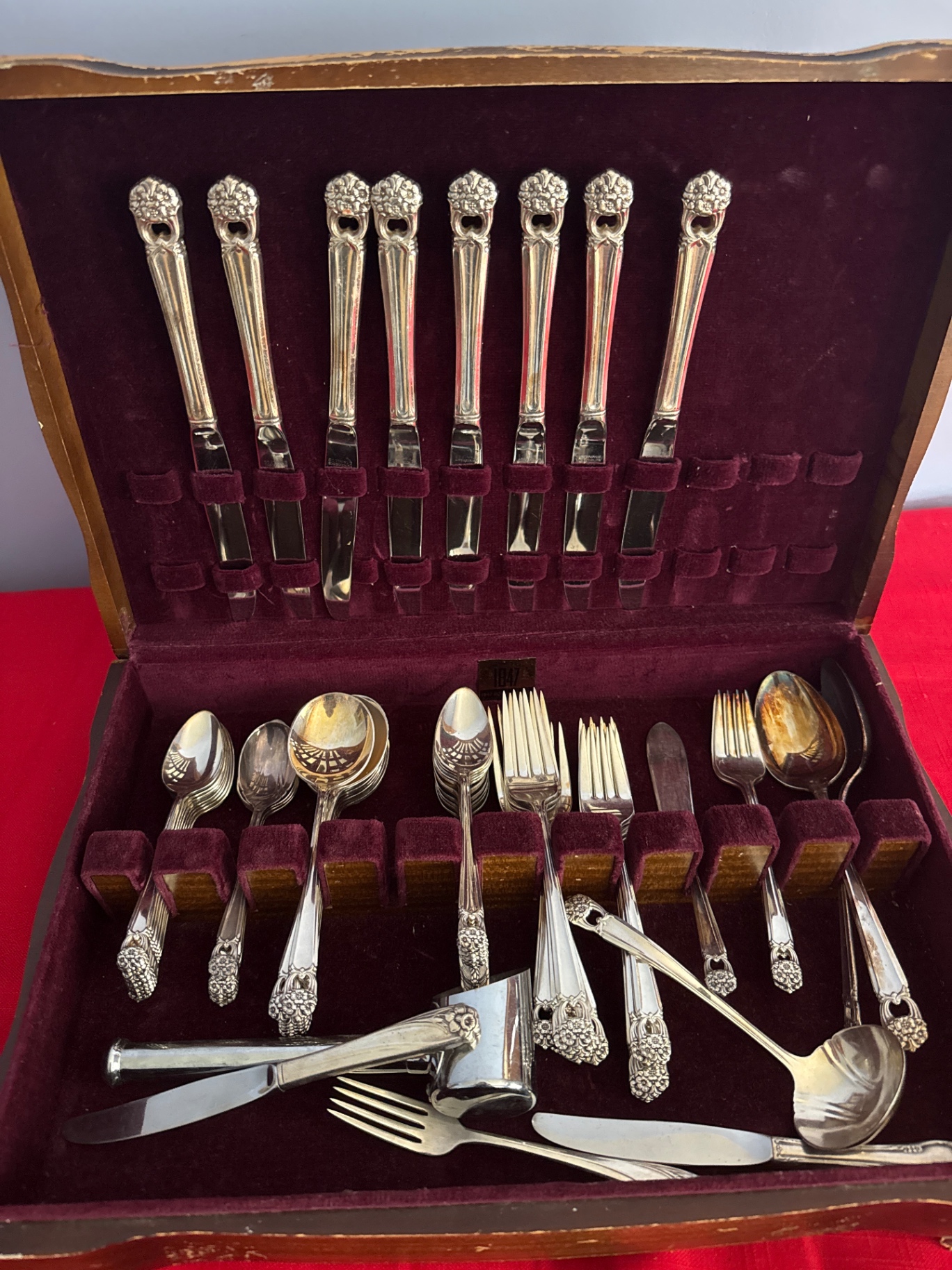 Rogers Sincerely Yours silver-plated flatware set in a velvet-lined box - image 1 of 4