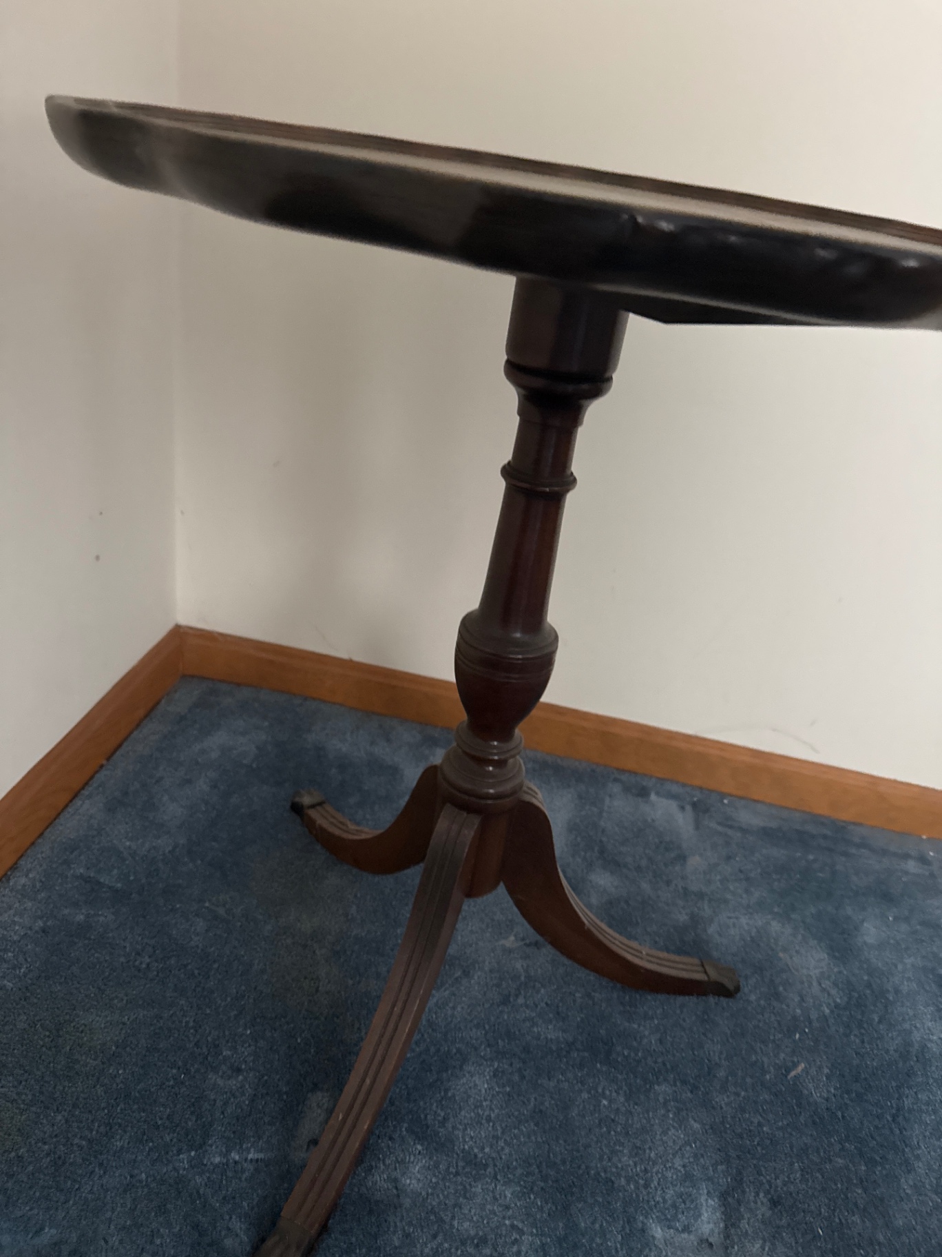Round scalloped-edge pedestal table - image 3 of 3