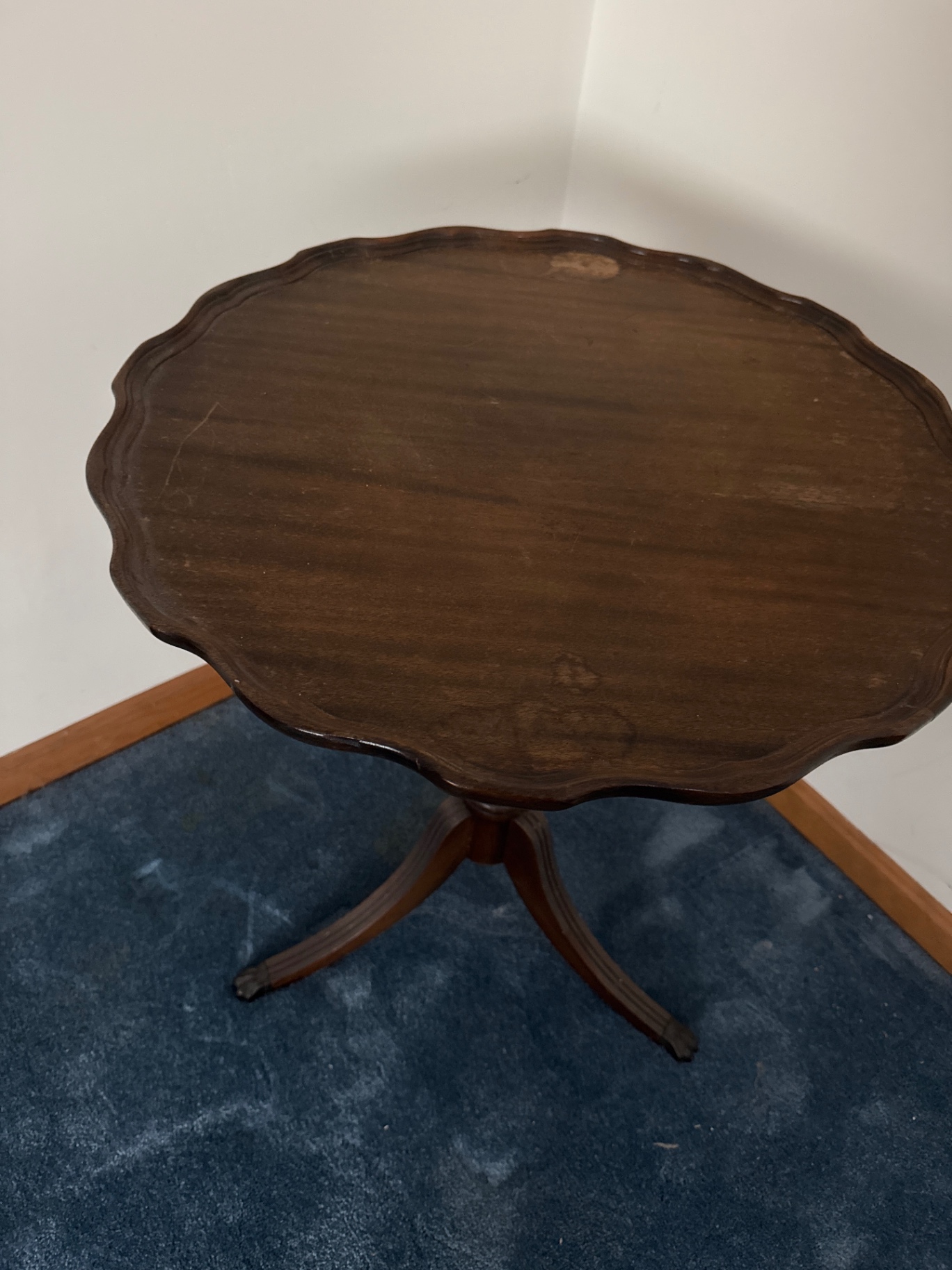 Round scalloped-edge pedestal table - image 2 of 3