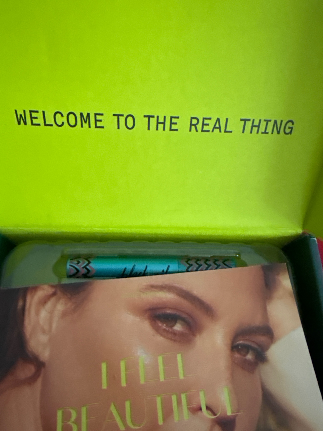 Cosmetic gift set with two serum droppers and a compact - image 2 of 2