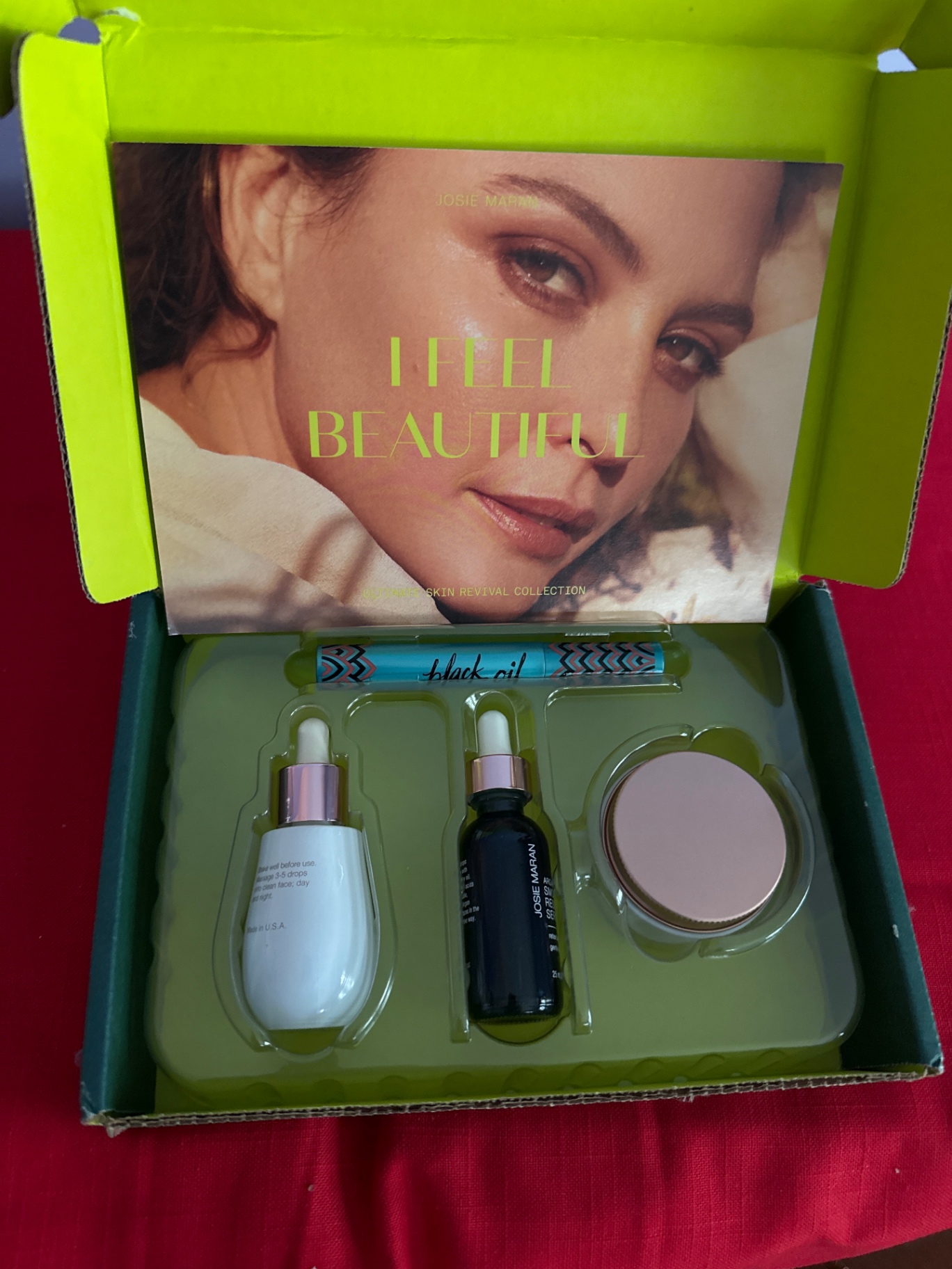 Cosmetic gift set with two serum droppers and a compact - image 1 of 2