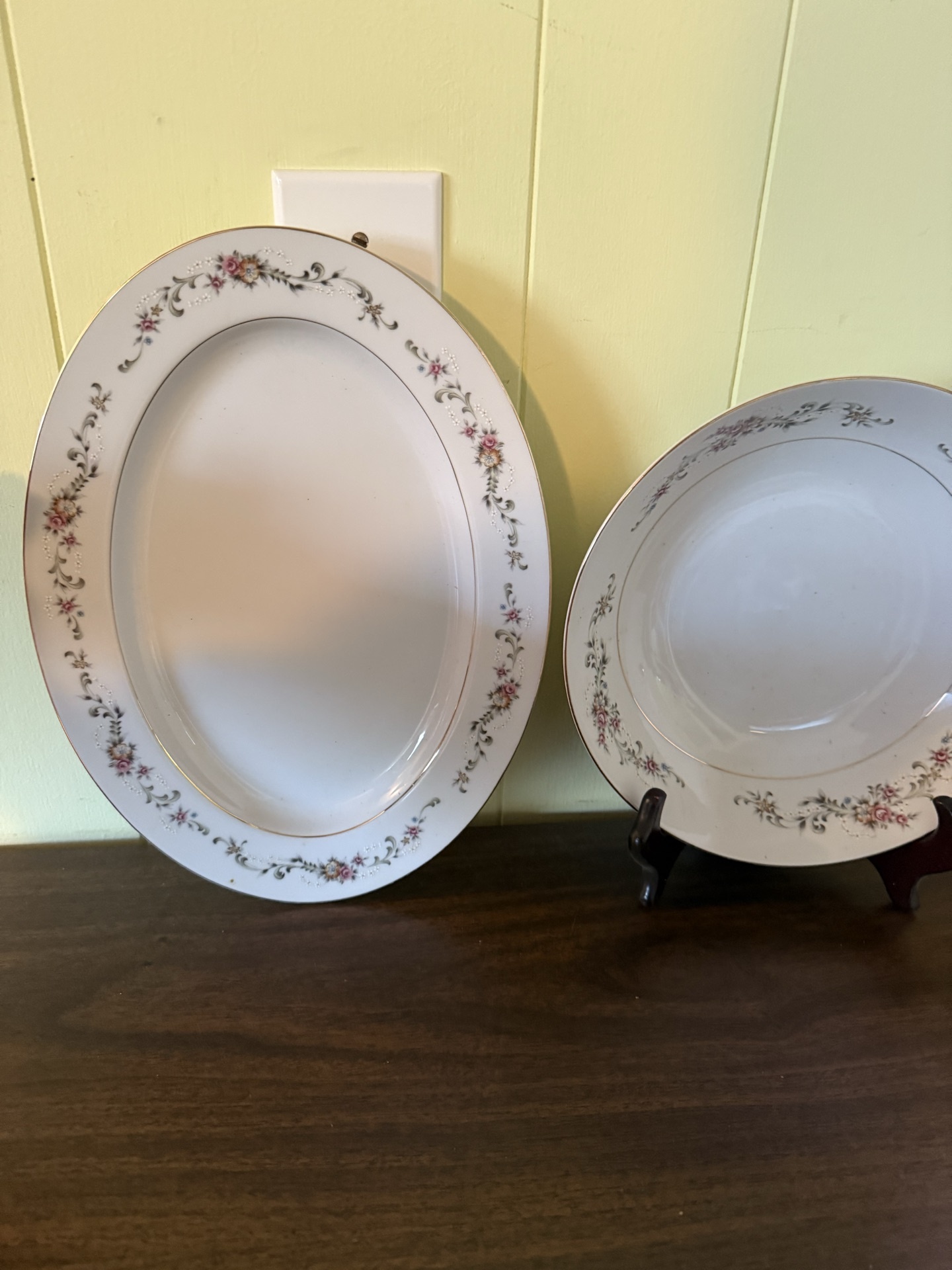 Pair of porcelain dinner plates with pink floral border - image 1 of 5