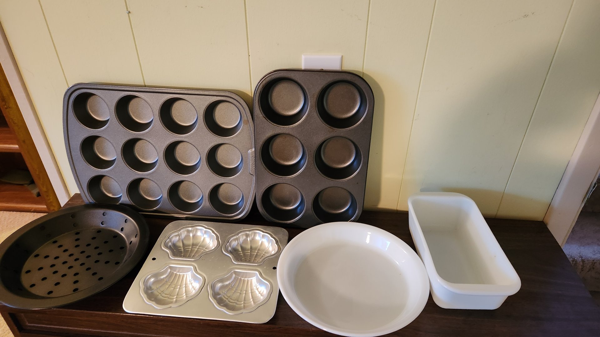 Assorted bakeware and baking pans - image 1 of 3