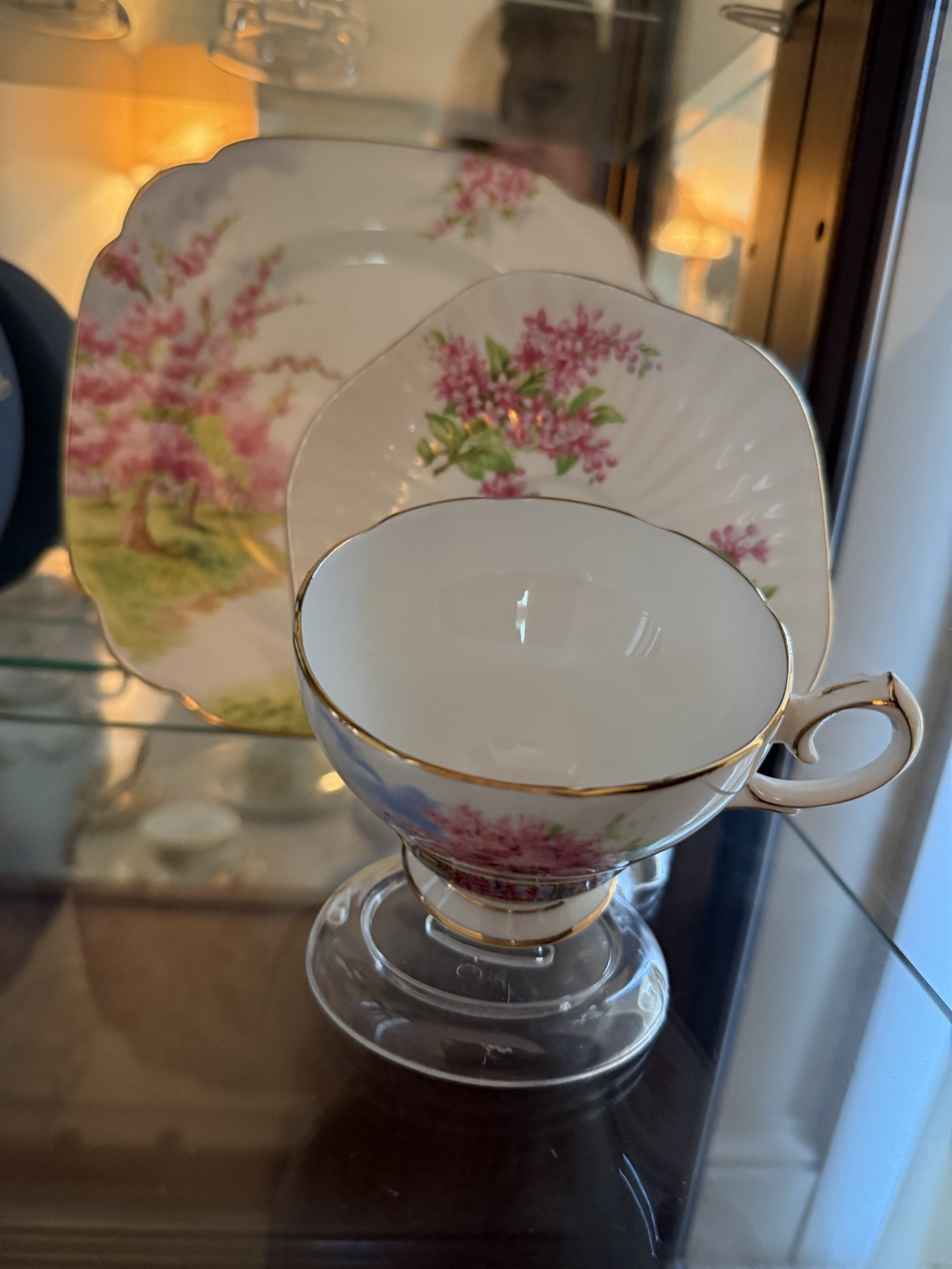 Assorted porcelain dinnerware and decorative figurines - image 2 of 7