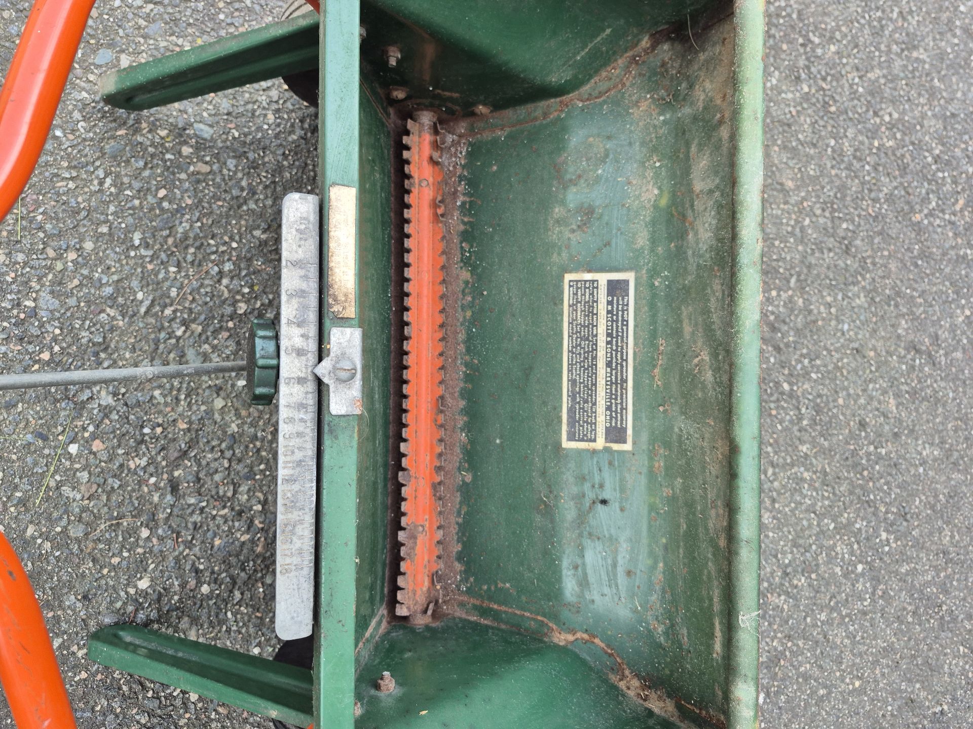 Scotts Model 35-3 Manual Lawn Spreader - image 3 of 4