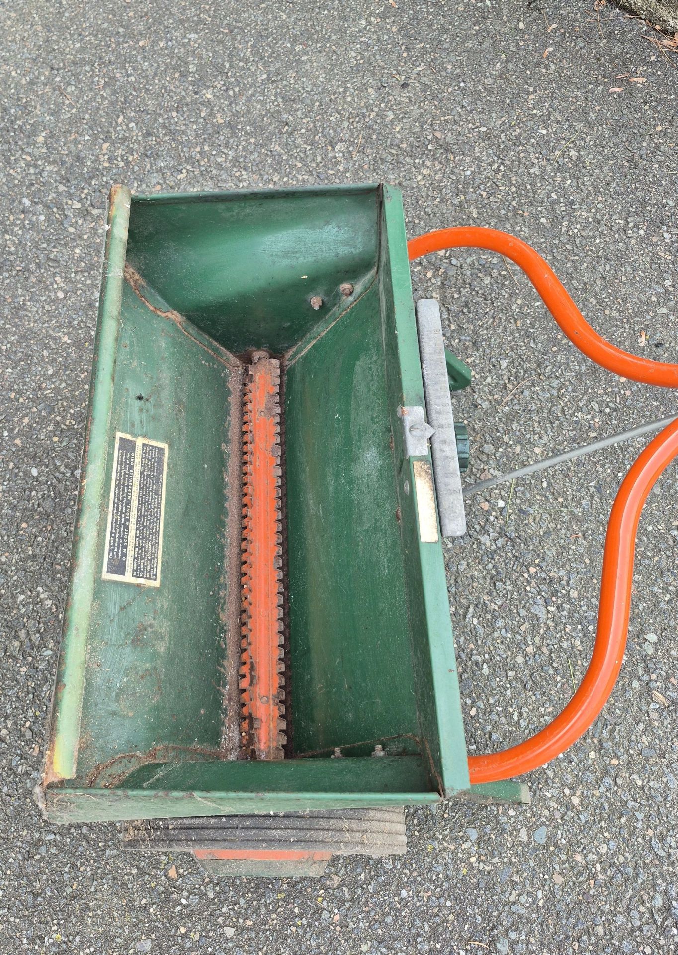 Scotts Model 35-3 Manual Lawn Spreader - image 2 of 4
