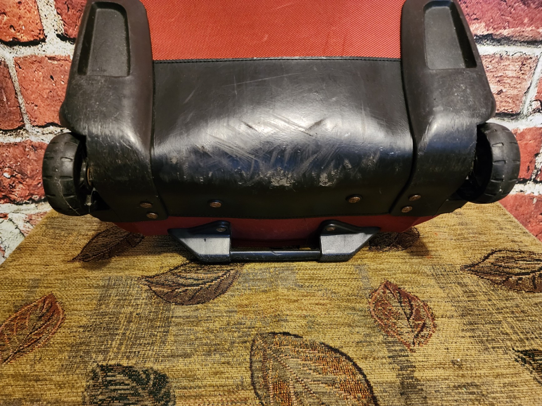 Black wheeled base, gray SwissGear red rolling suitcase - image 2 of 10
