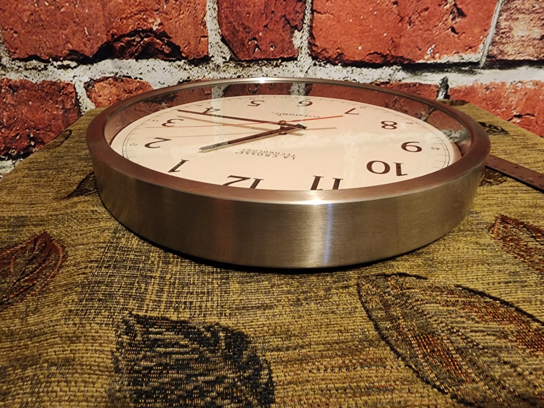 Round metal-framed wall clock - image 4 of 10