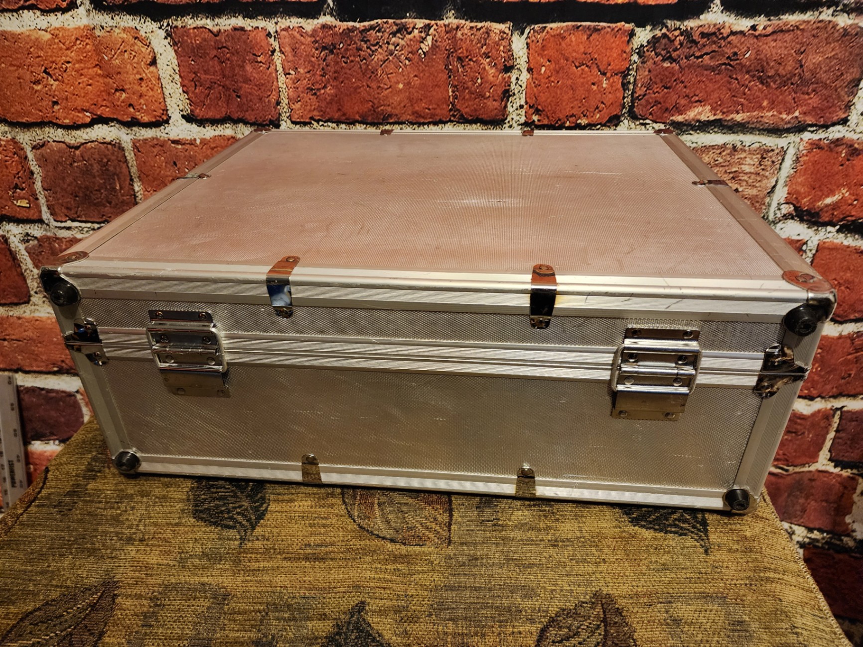 Silver aluminum case with latch closures - image 7 of 9