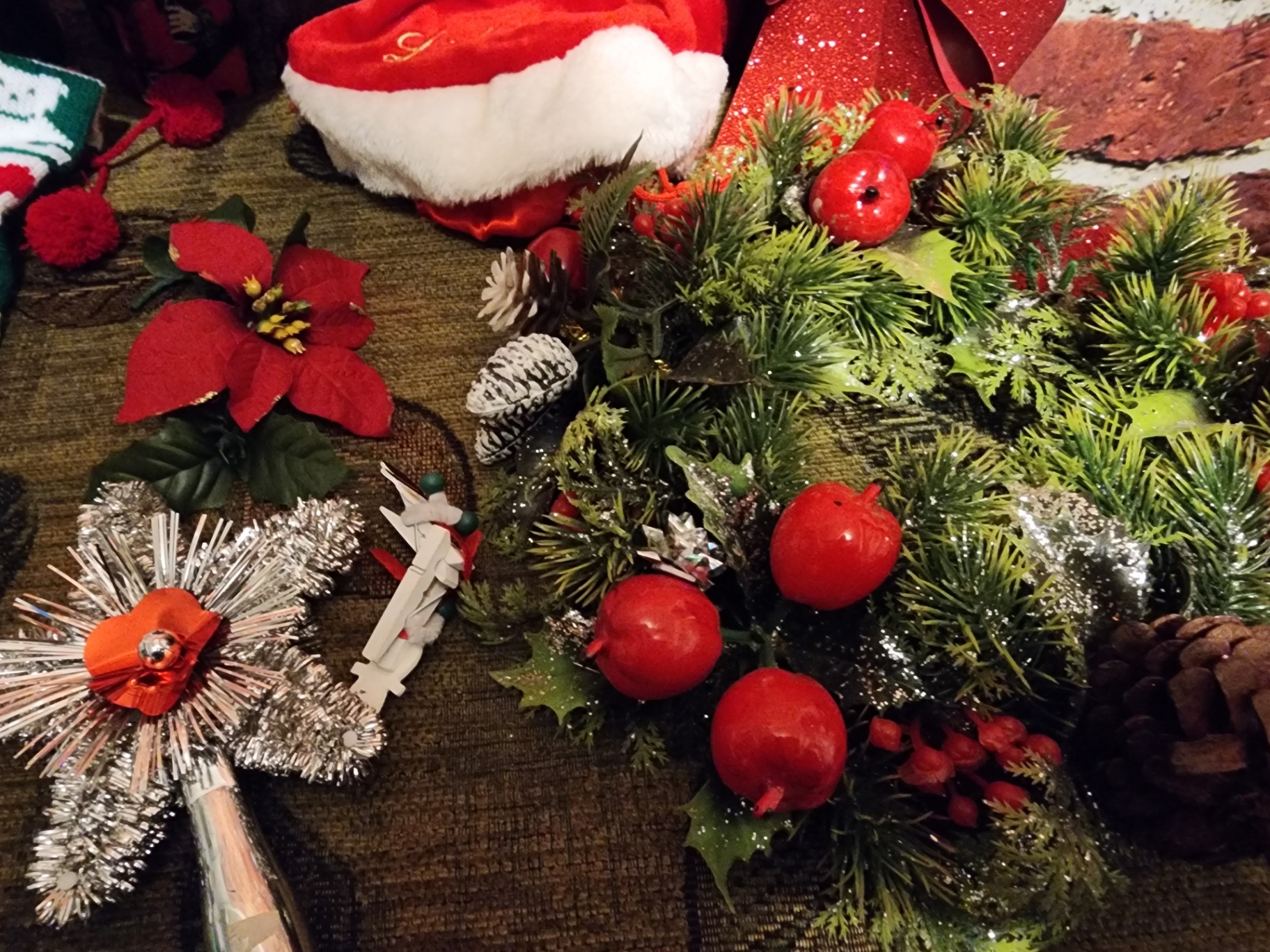 Christmas decor and holiday gift boxes - image 9 of 11