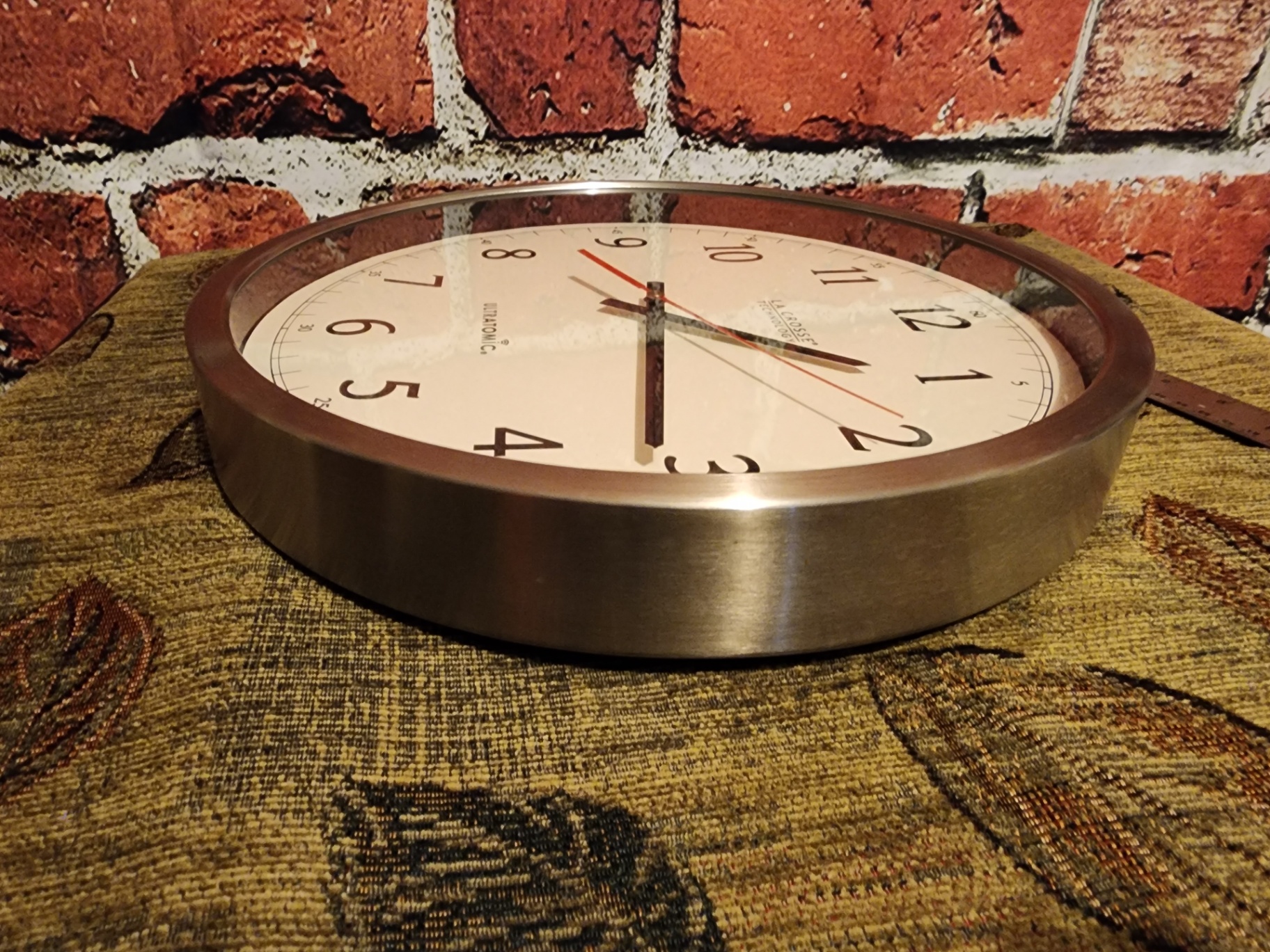 Round metal-framed wall clock - image 3 of 10