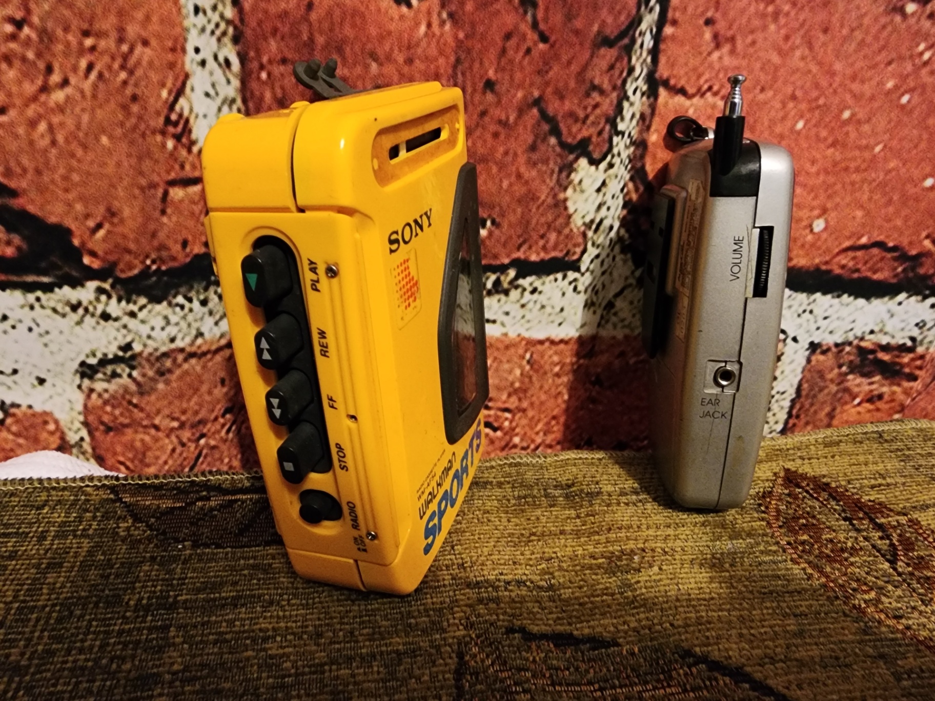 Set of vintage portable electronics and accessories - image 3 of 10