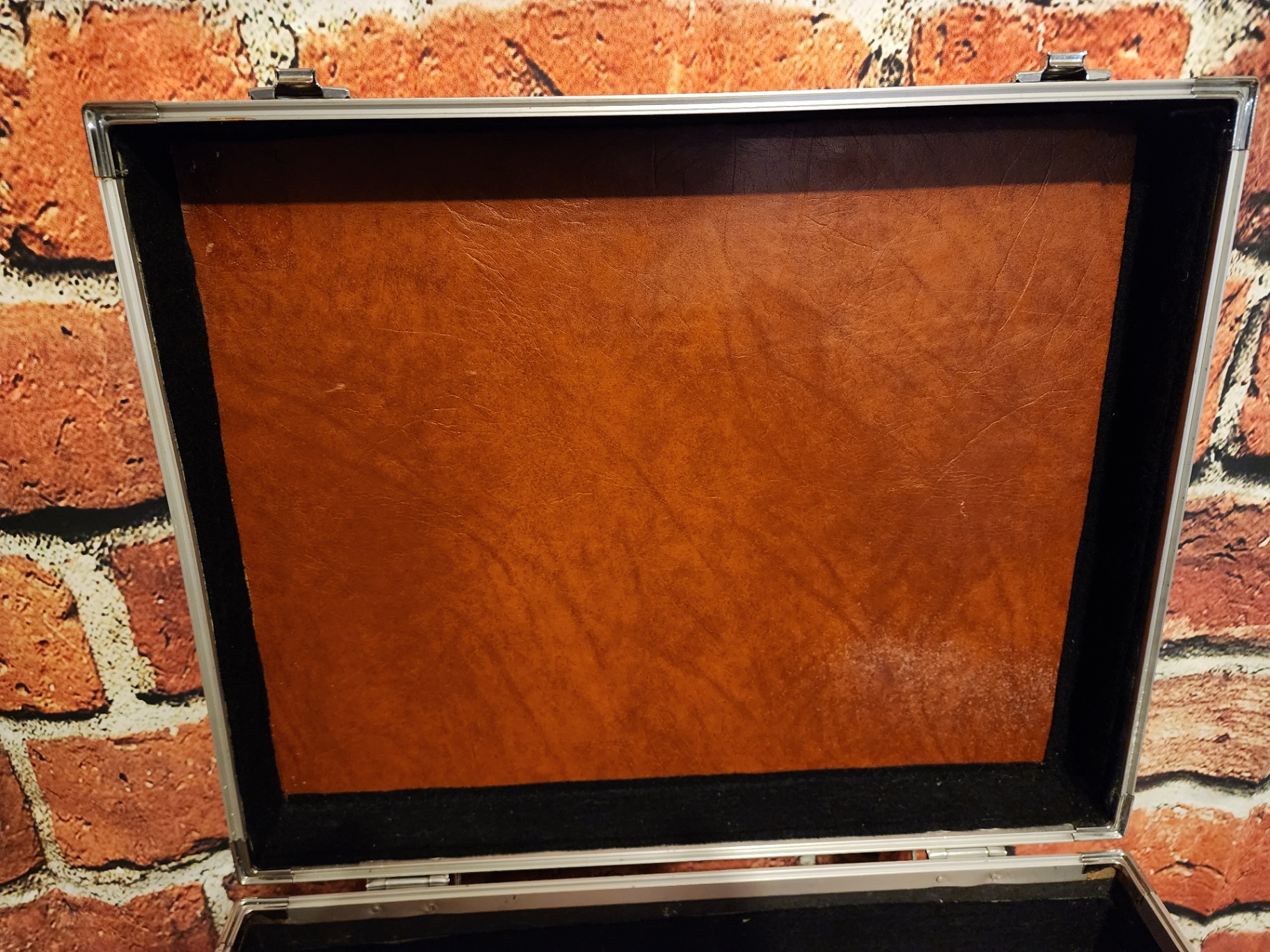 Silver aluminum case with latch closures - image 5 of 9
