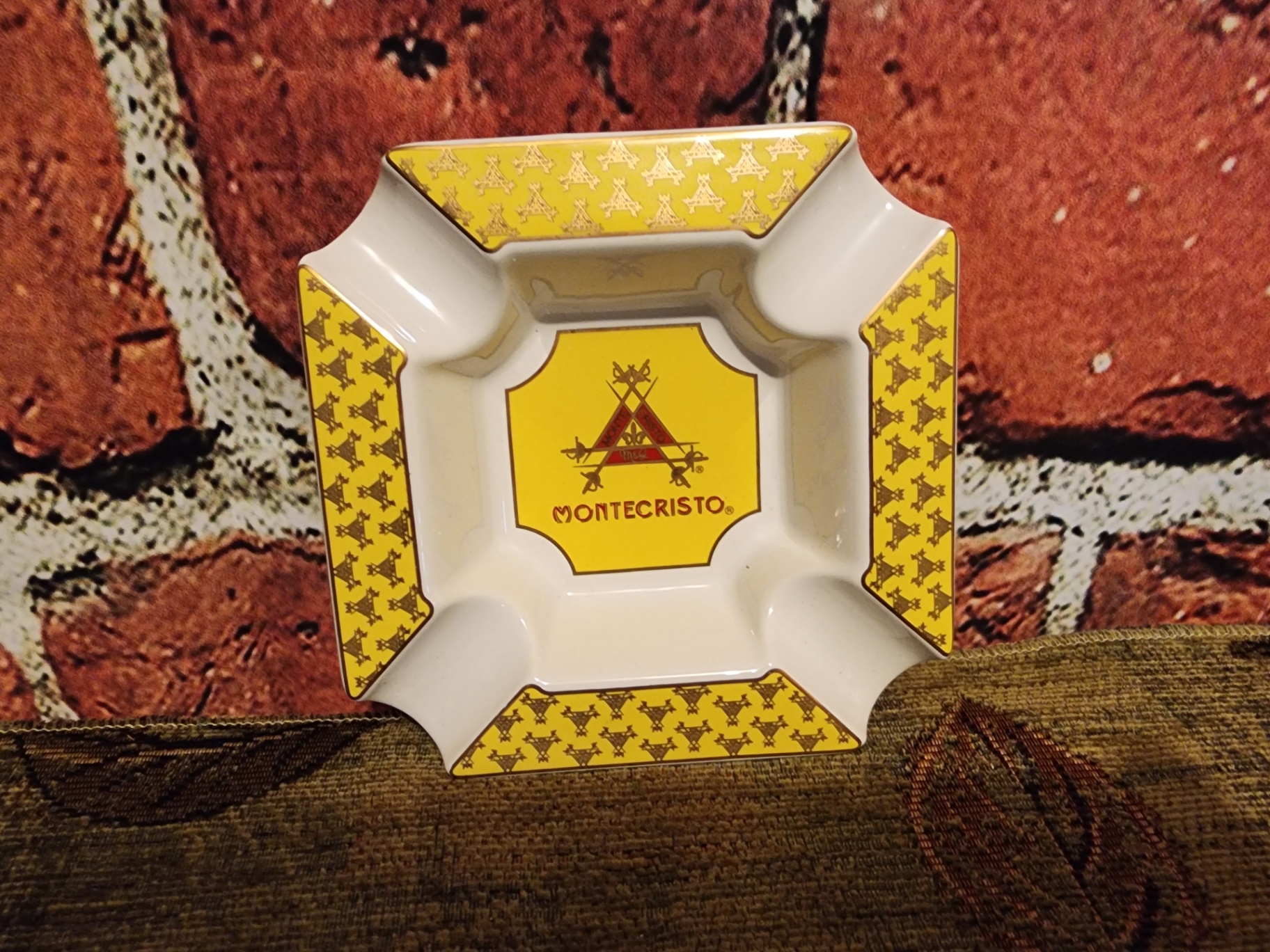 Montecristo ceramic ashtray - image 1 of 6