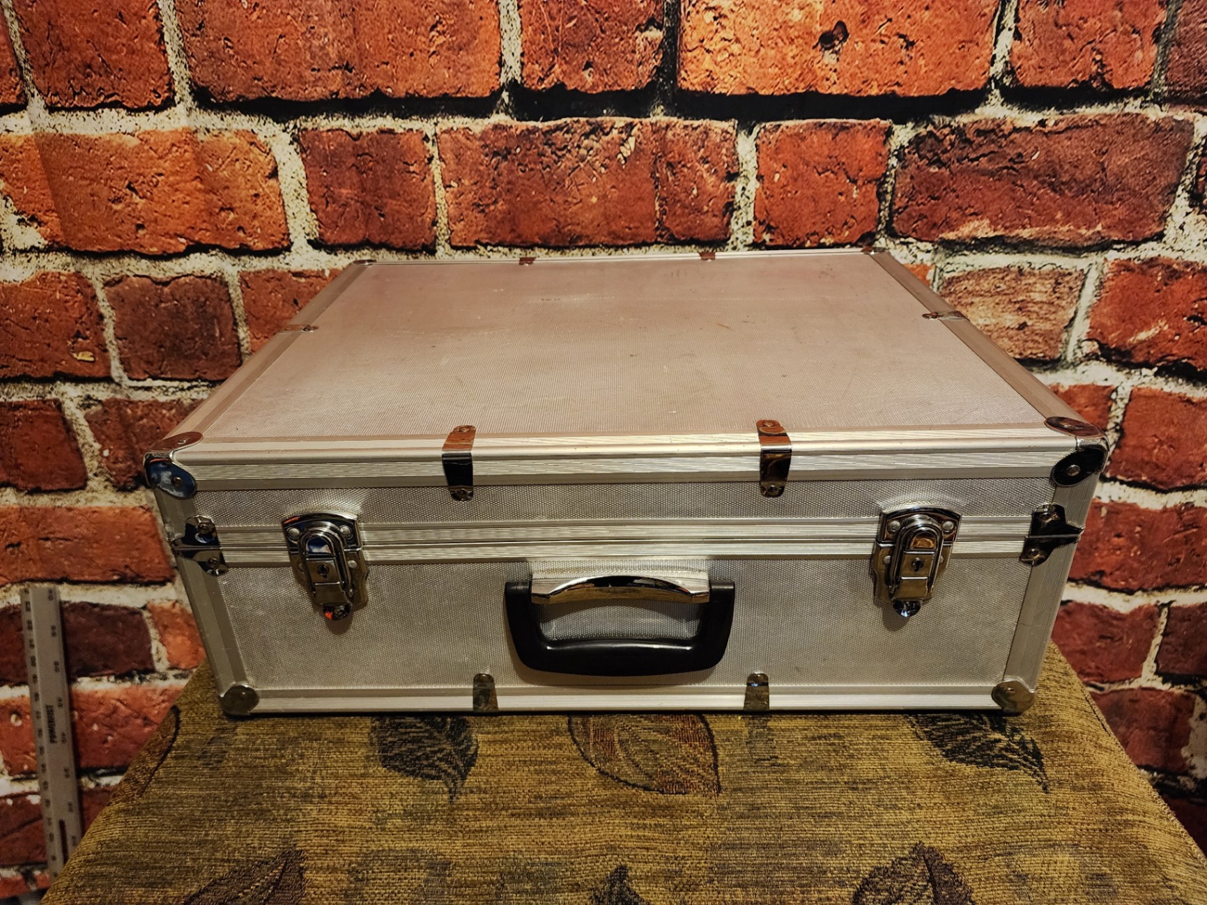 Silver aluminum case with latch closures - image 1 of 9