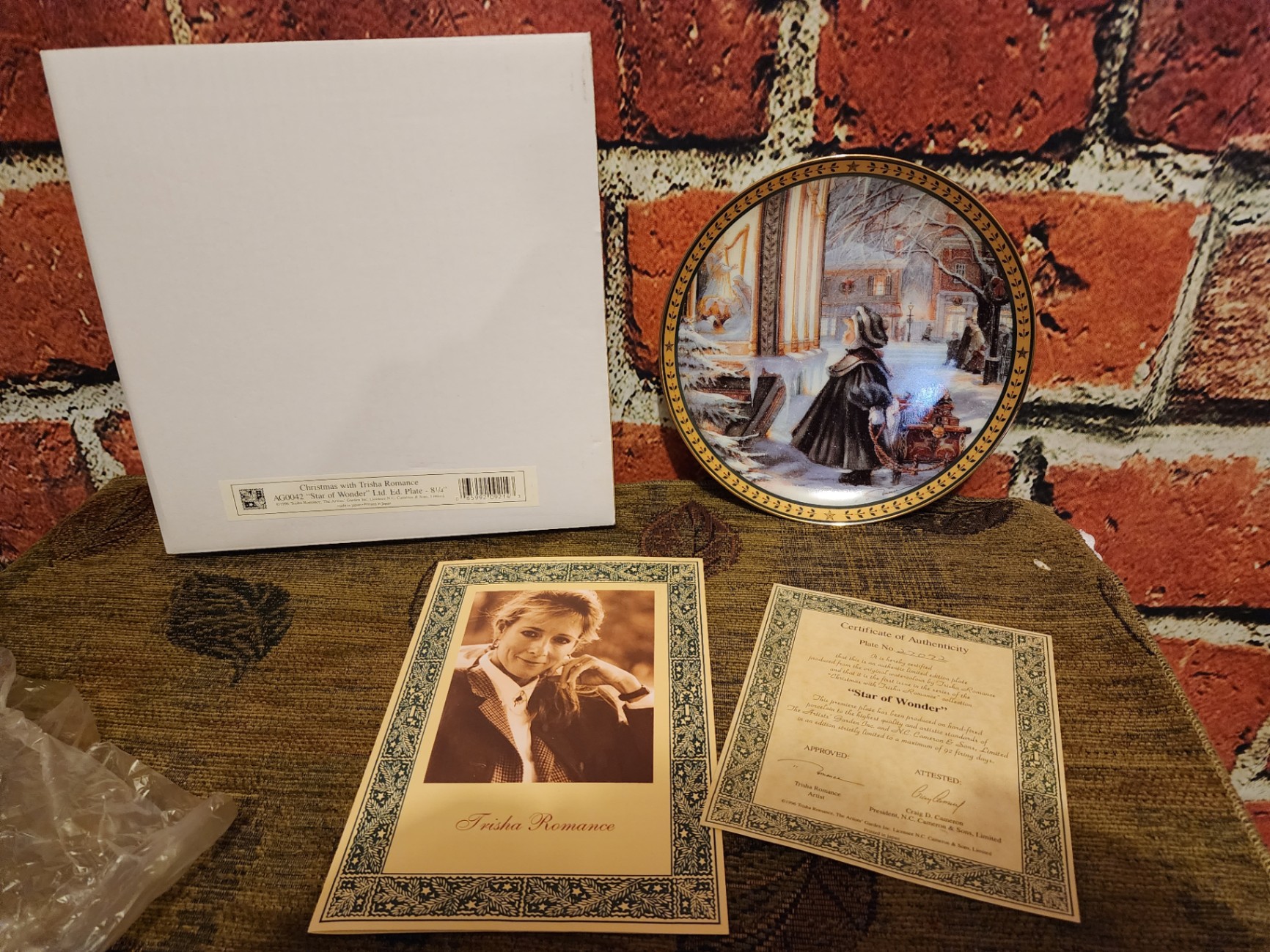 Trisha Romance Star of Wonder decorative plate with COA - image 1 of 7