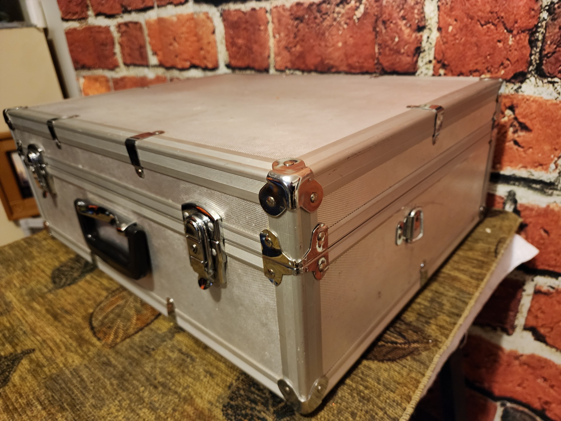 Silver aluminum case with latch closures - image 2 of 9