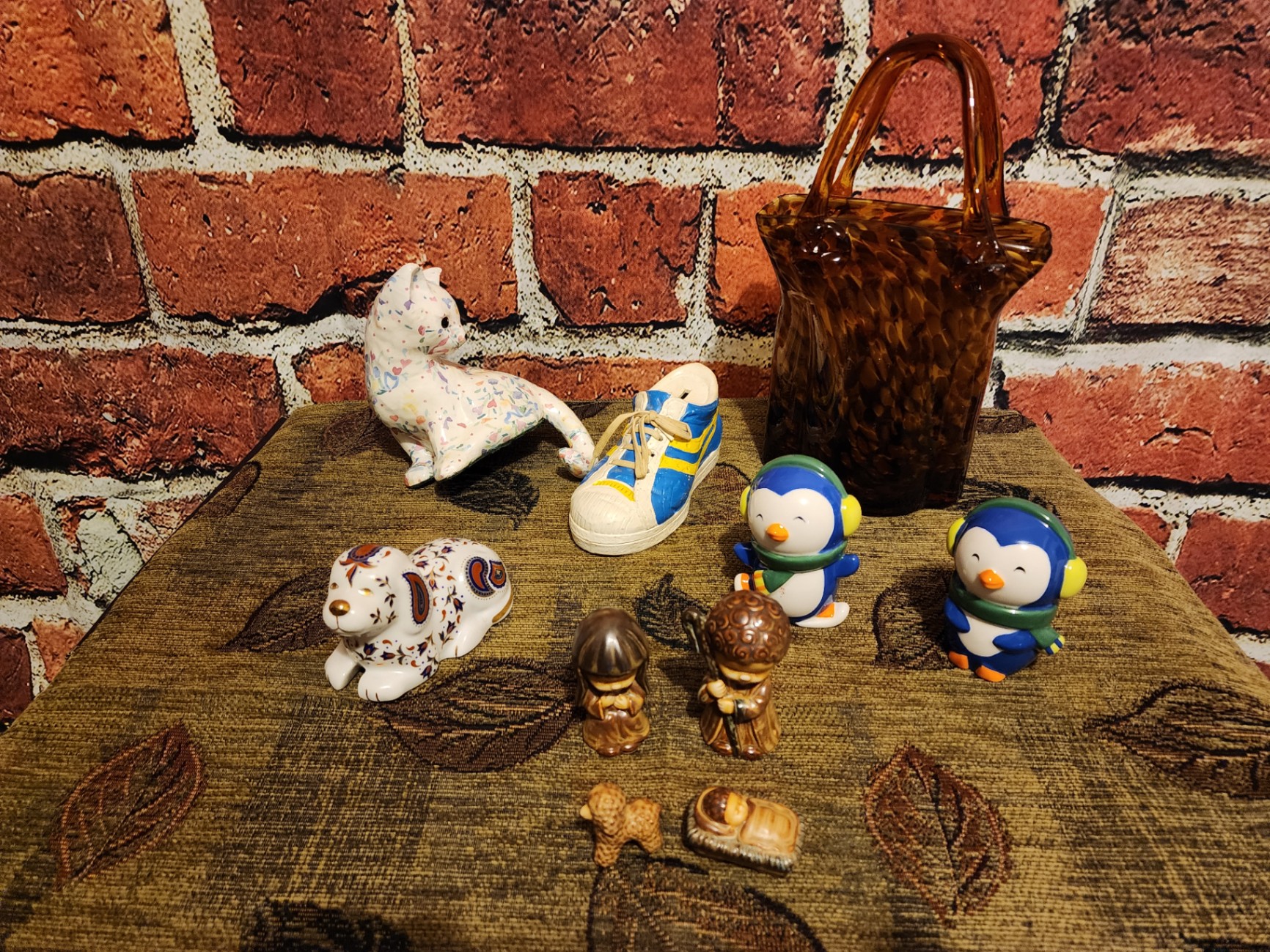 Assorted decorative figurines and small toys - image 6 of 15