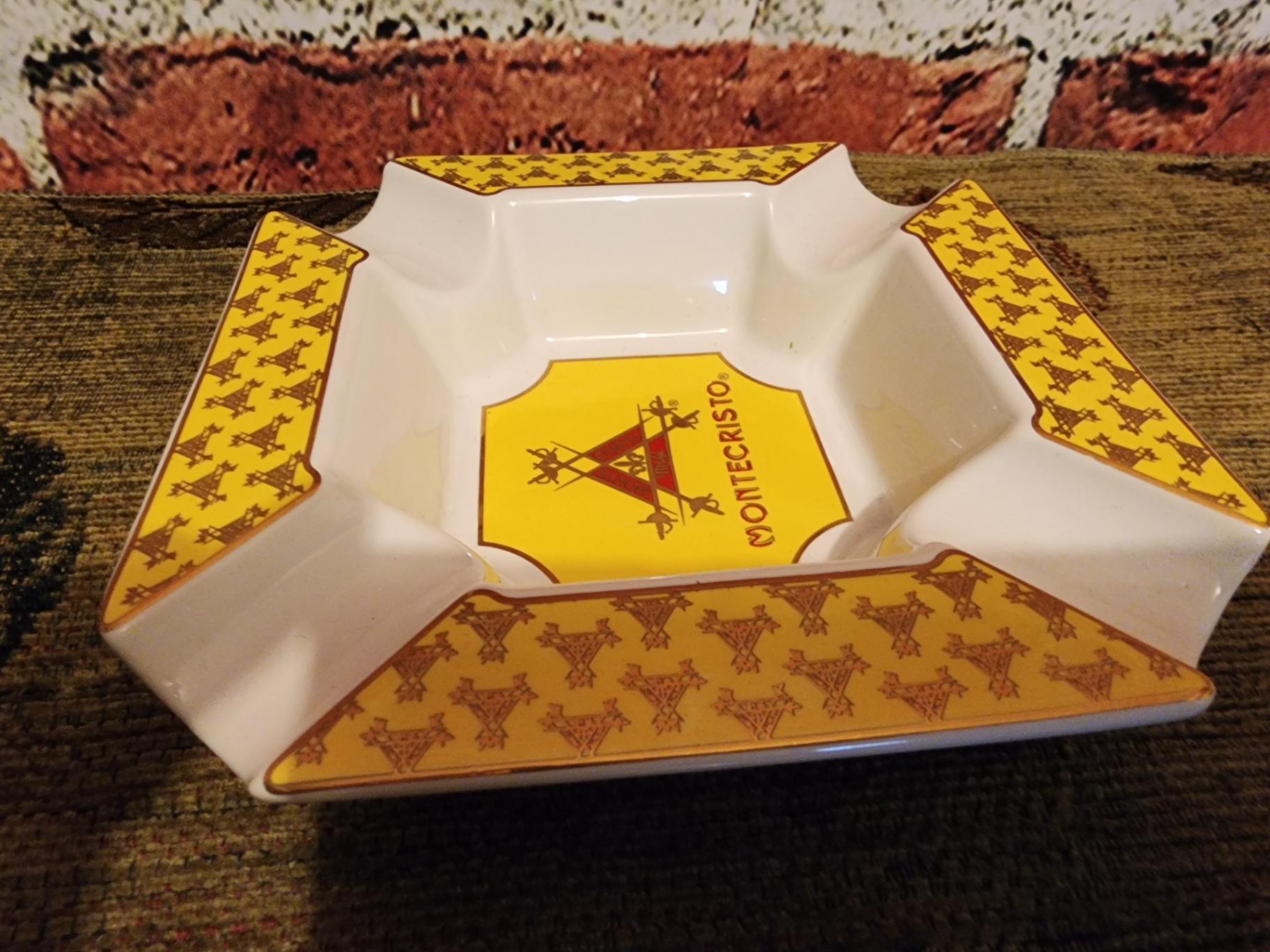 Montecristo ceramic ashtray - image 5 of 6