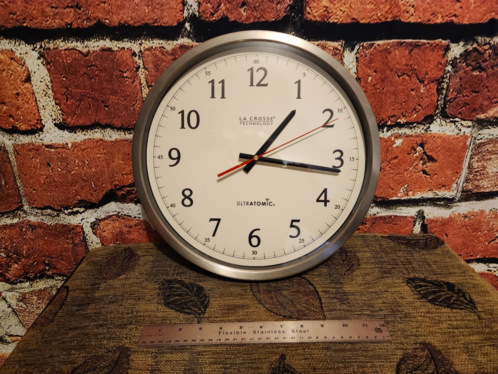 Round metal-framed wall clock - image 1 of 10
