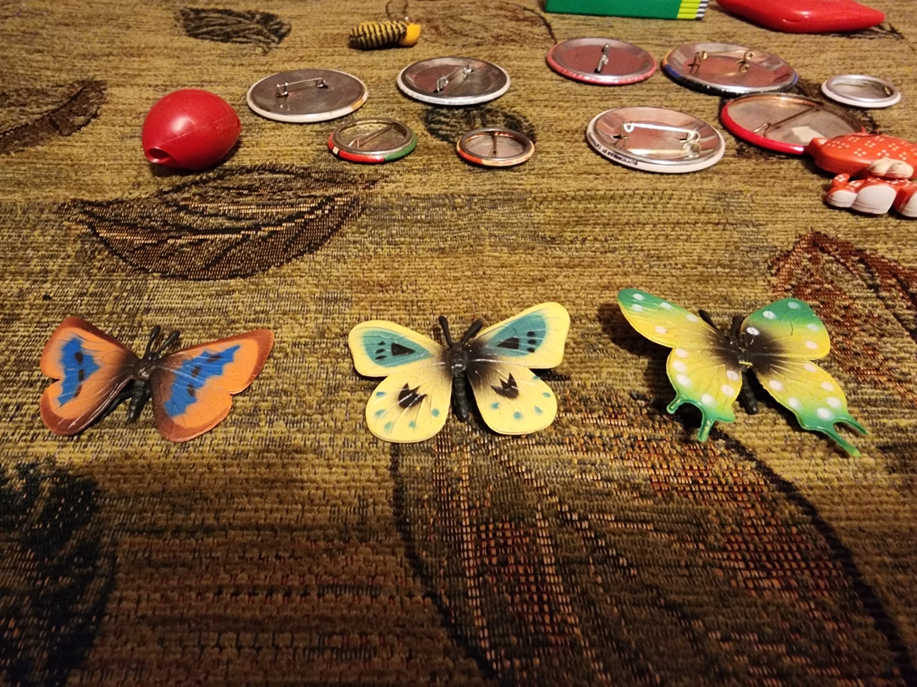 Assorted decorative pins, badges, magnets, and small trinkets - image 7 of 7