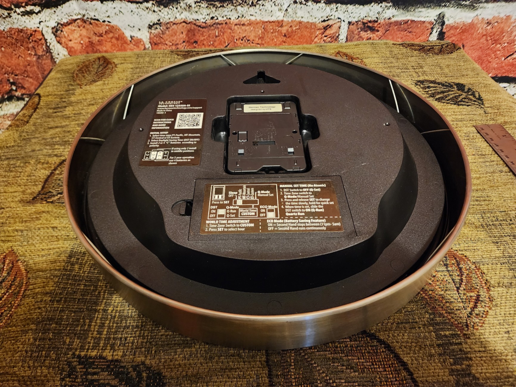 Round metal-framed wall clock - image 7 of 10