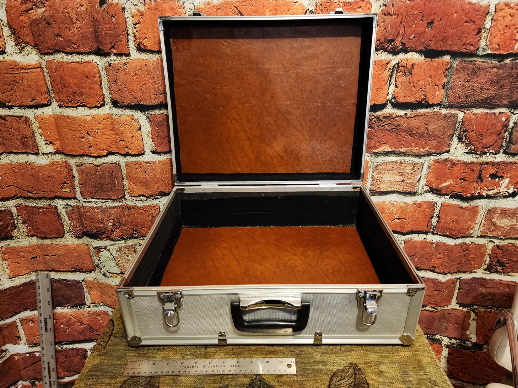 Silver aluminum case with latch closures - image 9 of 9