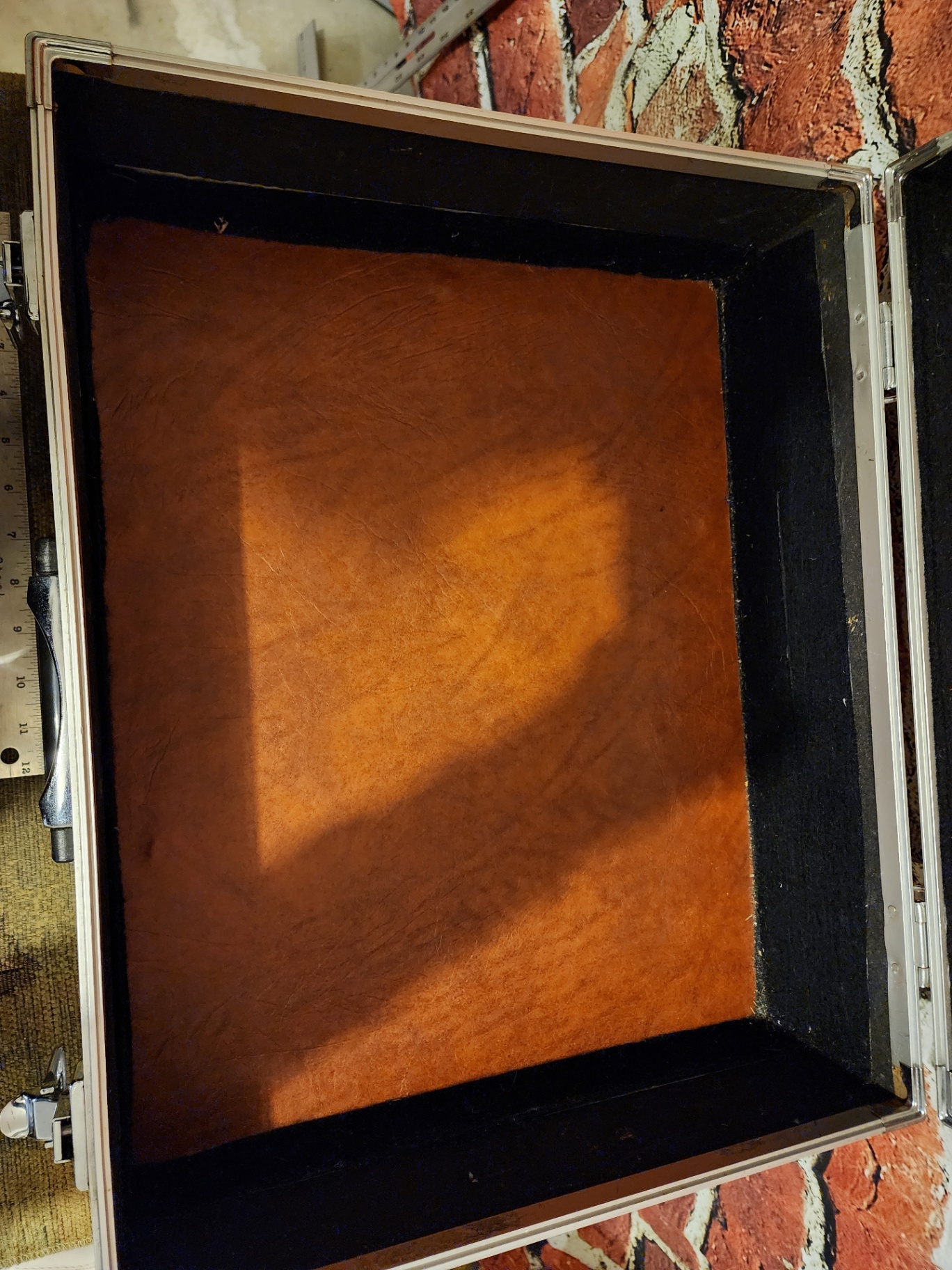 Silver aluminum case with latch closures - image 3 of 9