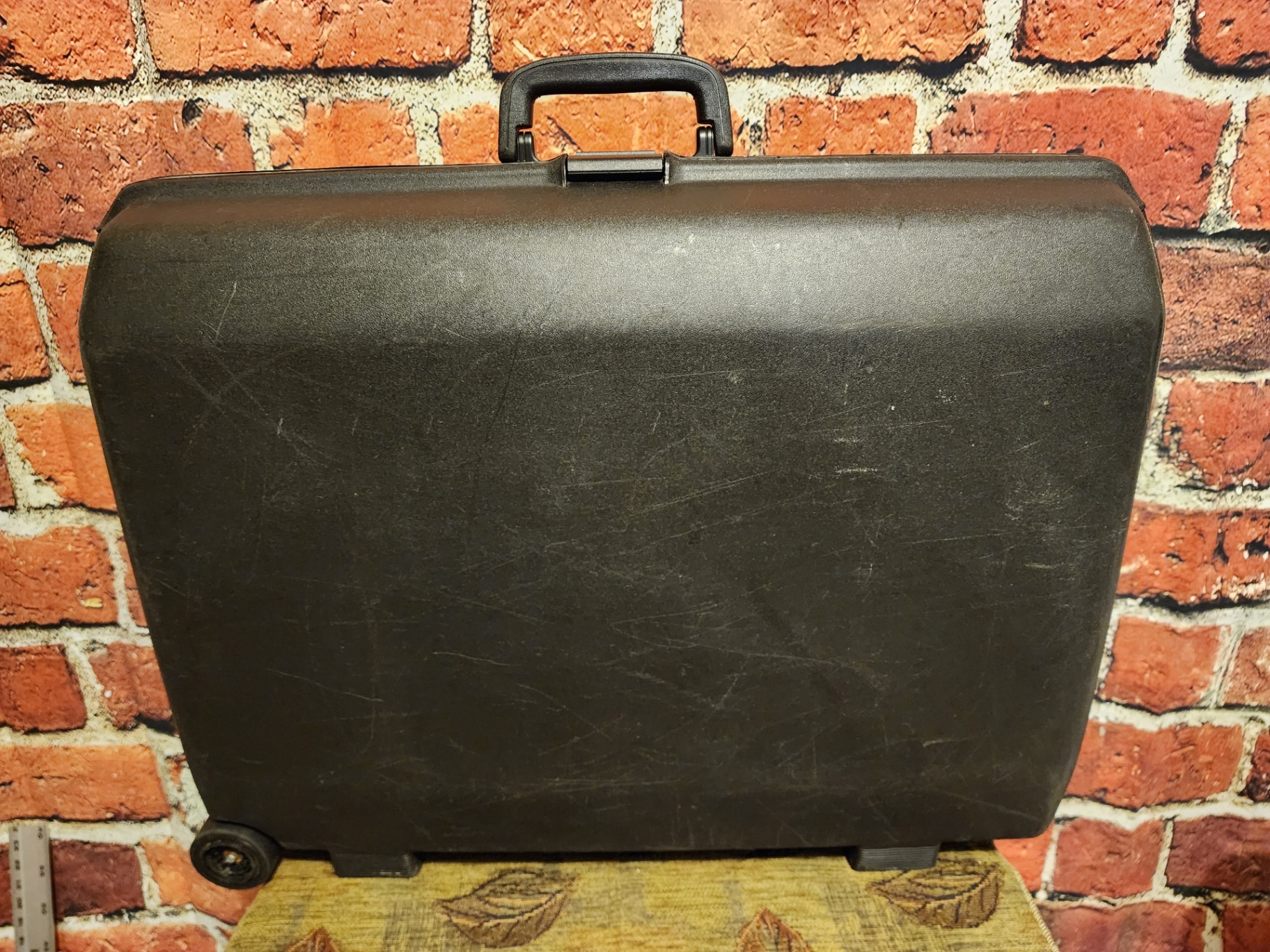Black Samsonite hard-shell wheeled suitcase - image 5 of 11