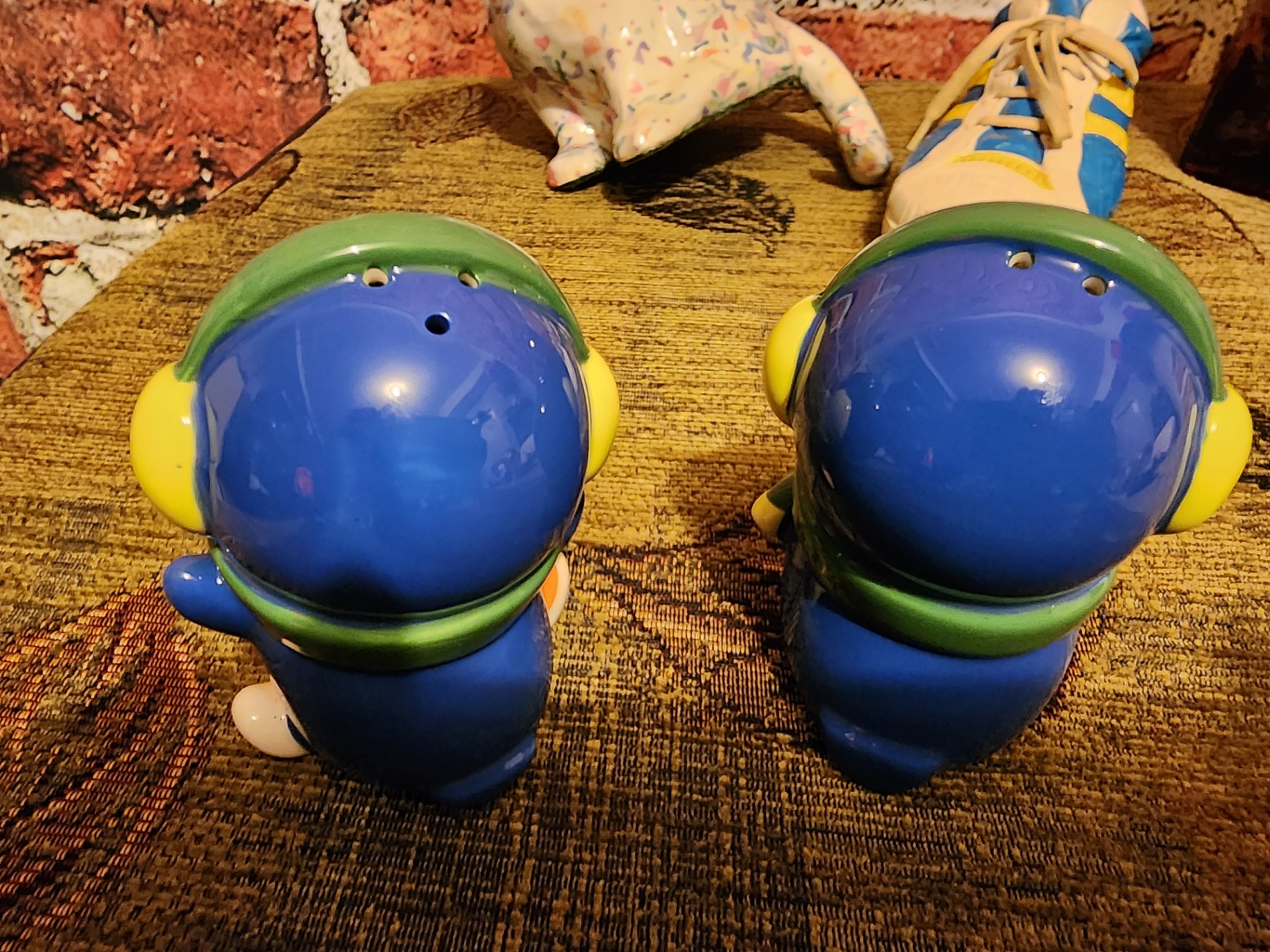 Assorted decorative figurines and small toys - image 14 of 15