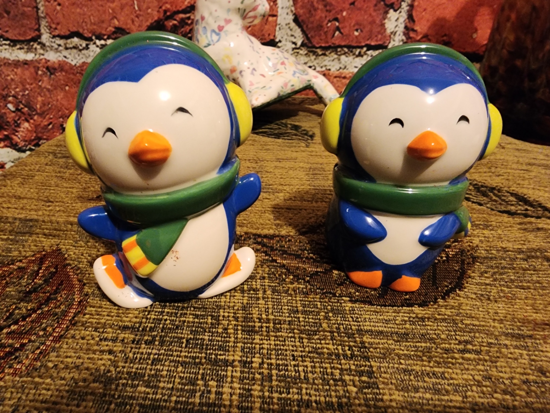 Assorted decorative figurines and small toys - image 9 of 15