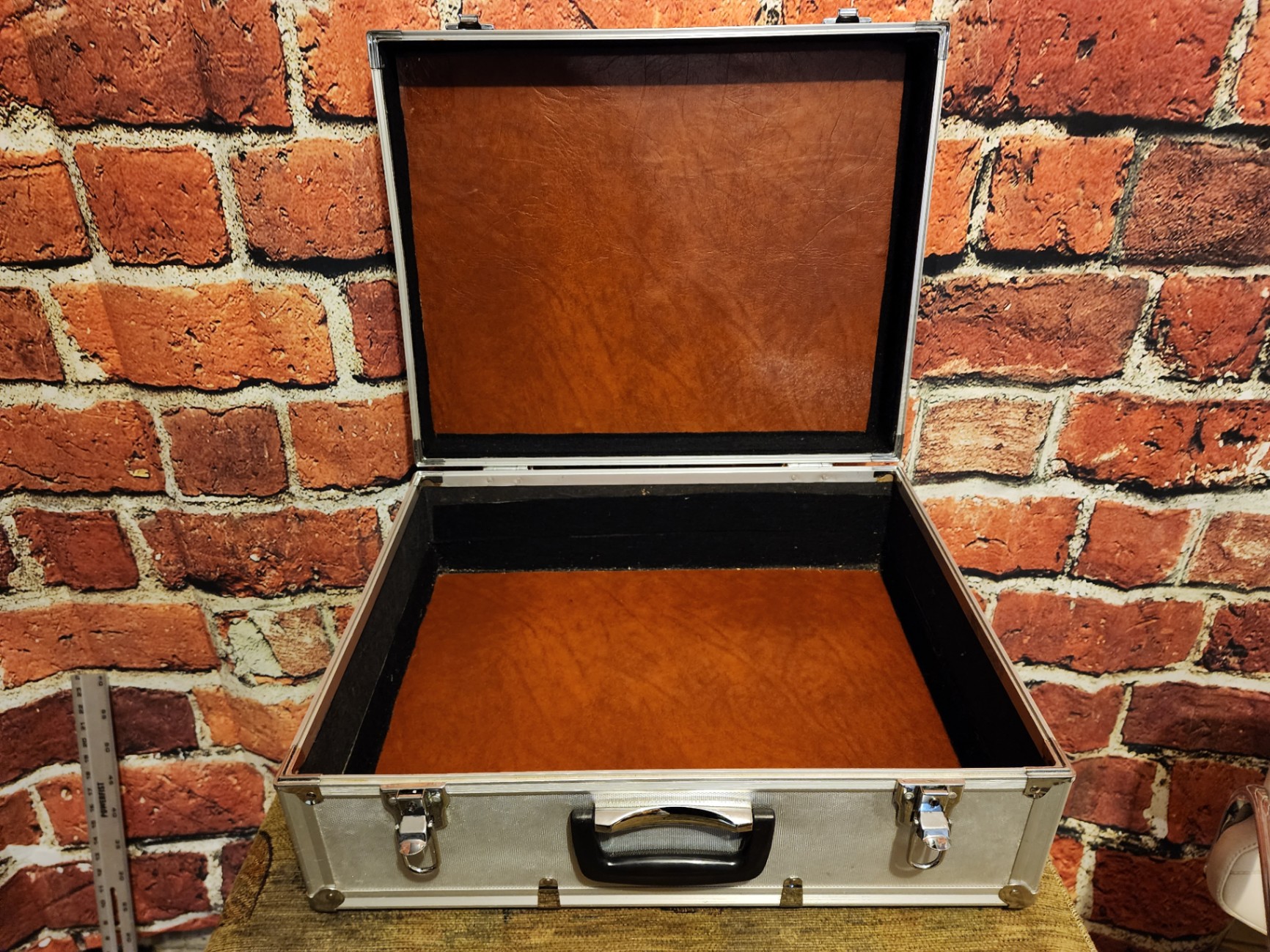 Silver aluminum case with latch closures - image 8 of 9