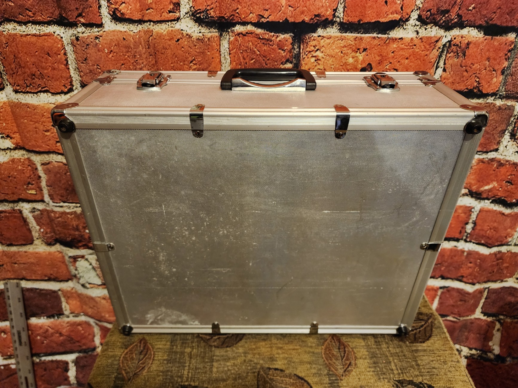 Silver aluminum case with latch closures - image 6 of 9