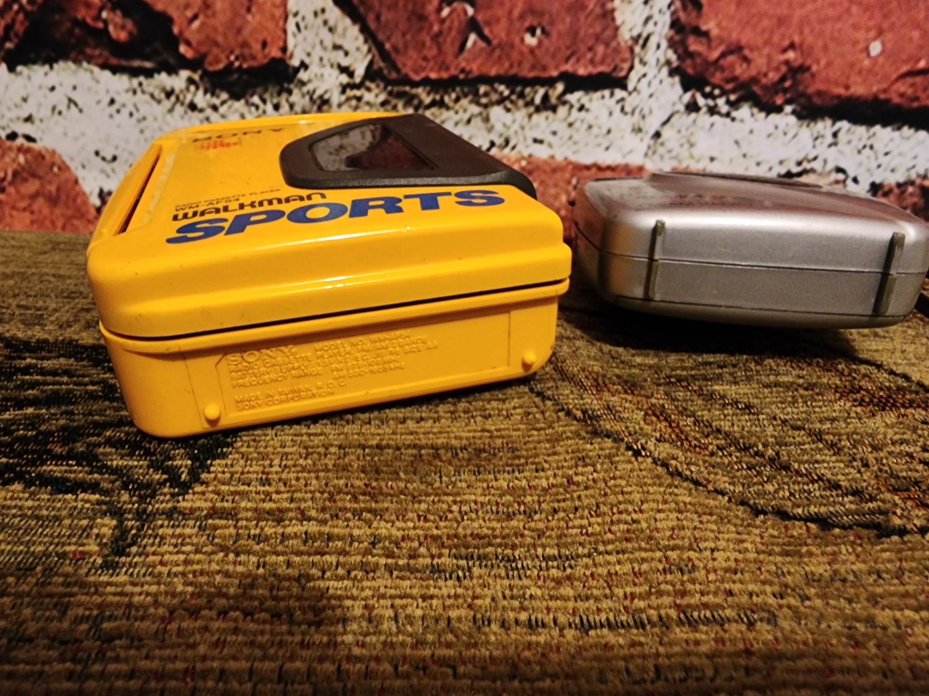 Set of vintage portable electronics and accessories - image 8 of 10