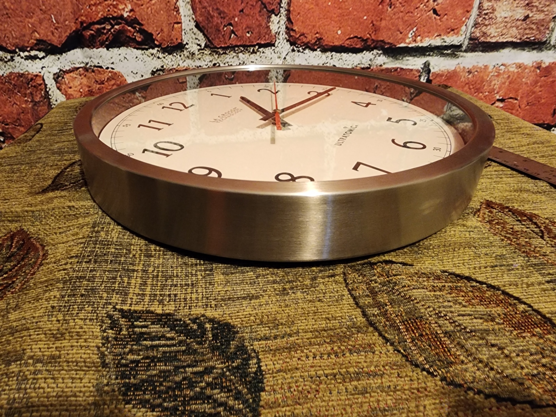 Round metal-framed wall clock - image 5 of 10