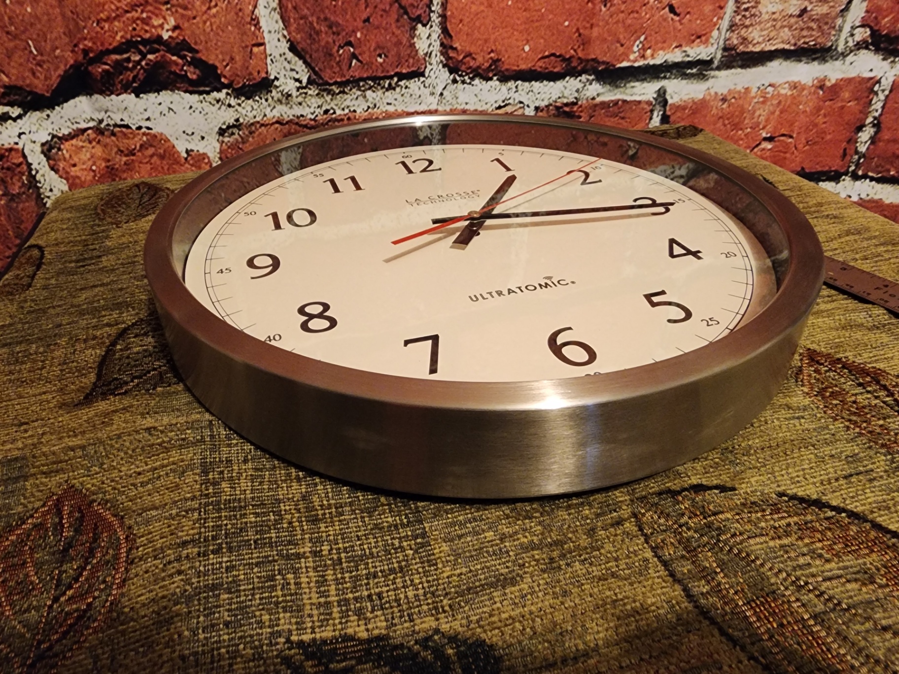 Round metal-framed wall clock - image 2 of 10