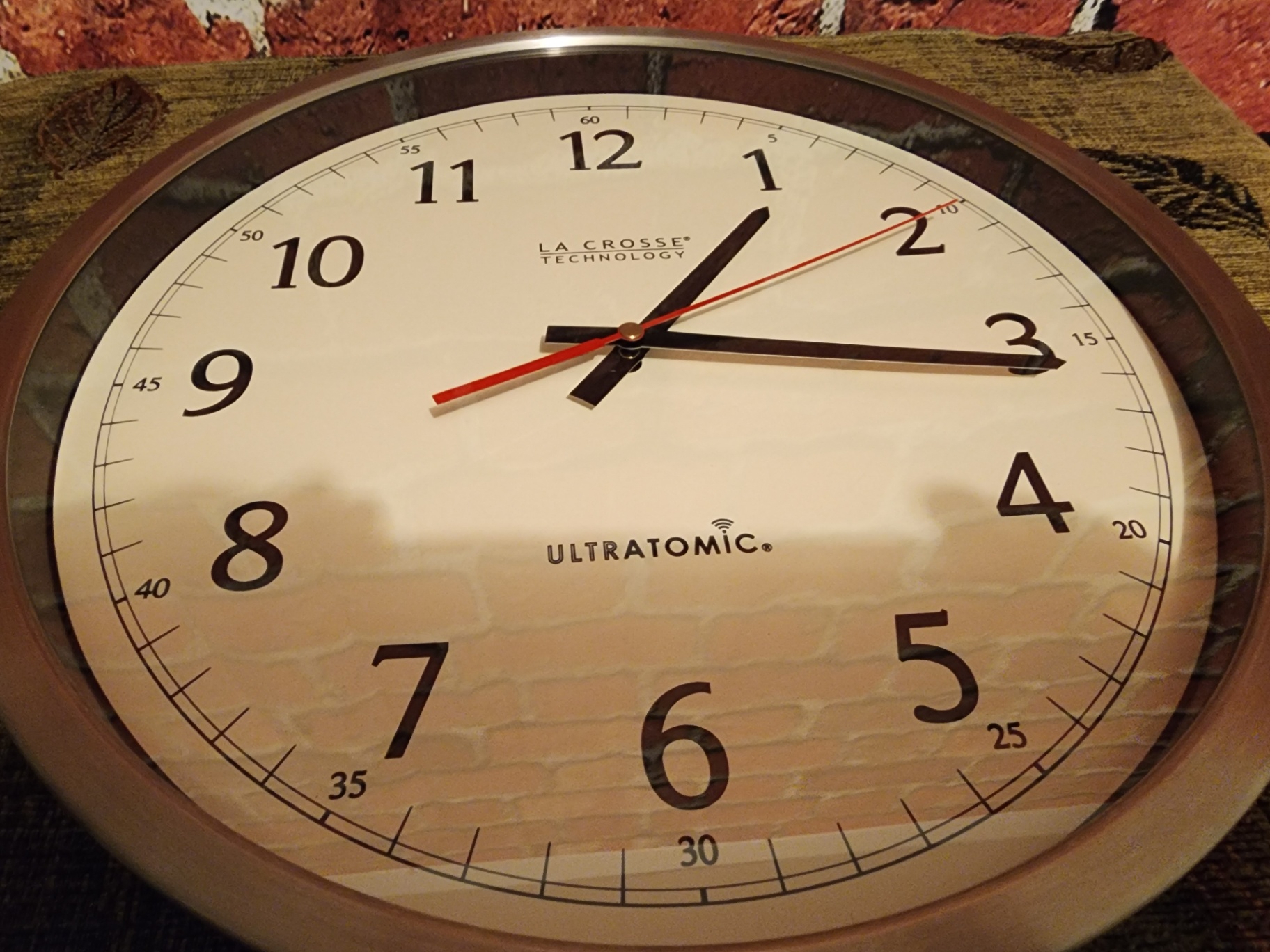 Round metal-framed wall clock - image 6 of 10