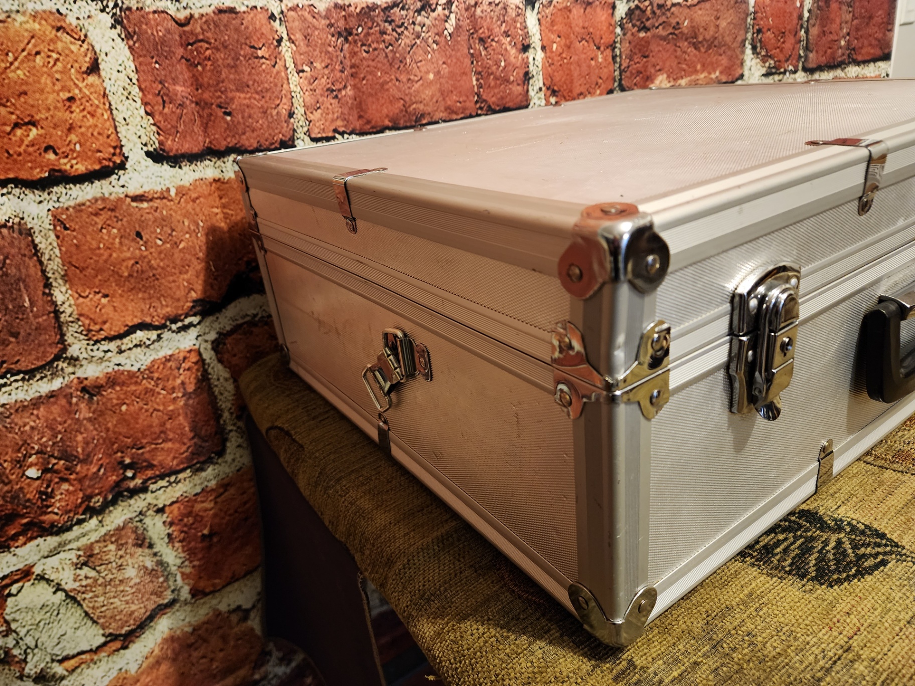 Silver aluminum case with latch closures - image 4 of 9