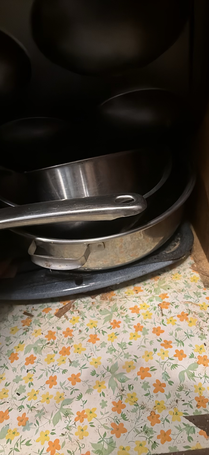 Assorted kitchen cookware and accessories - image 7 of 9