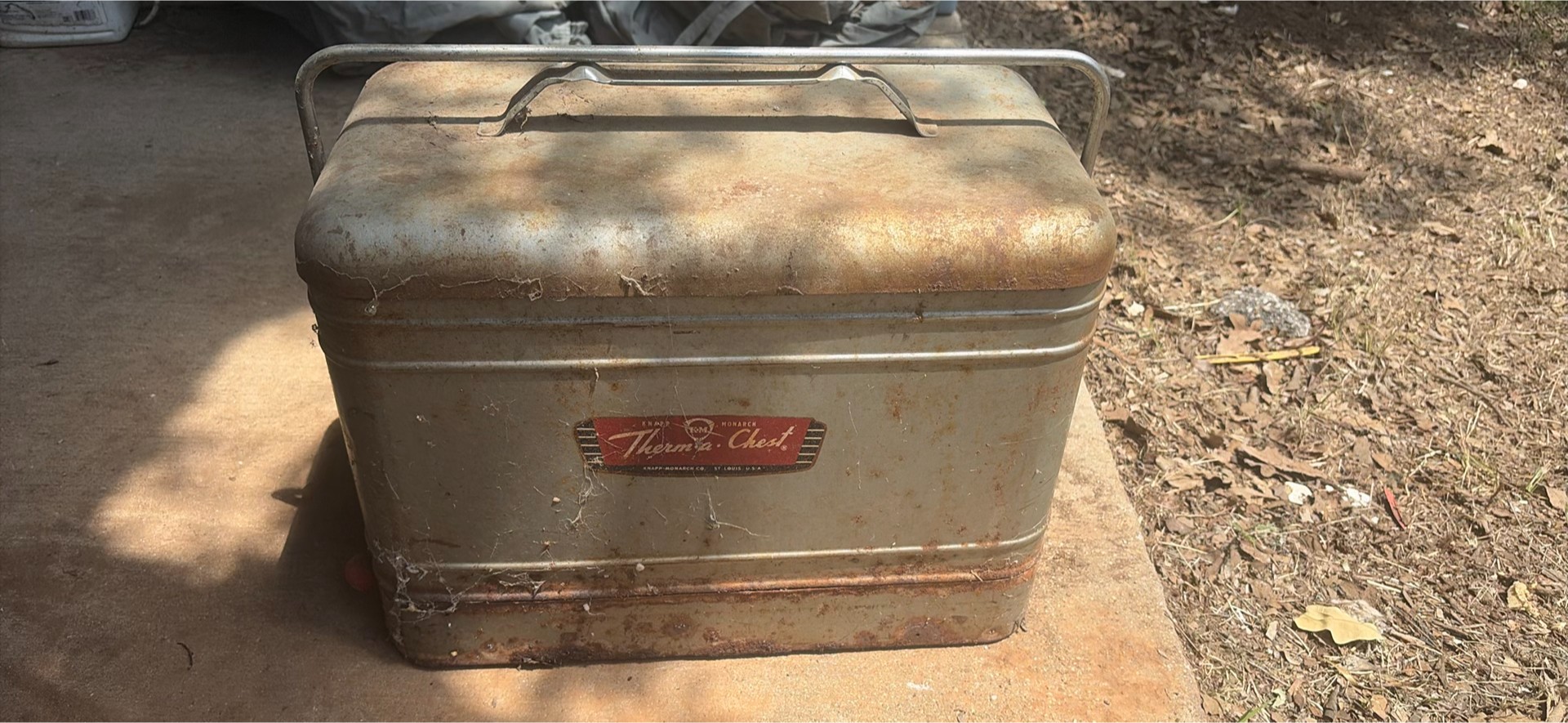 Metal lunch box with carrying handle - image 1 of 7