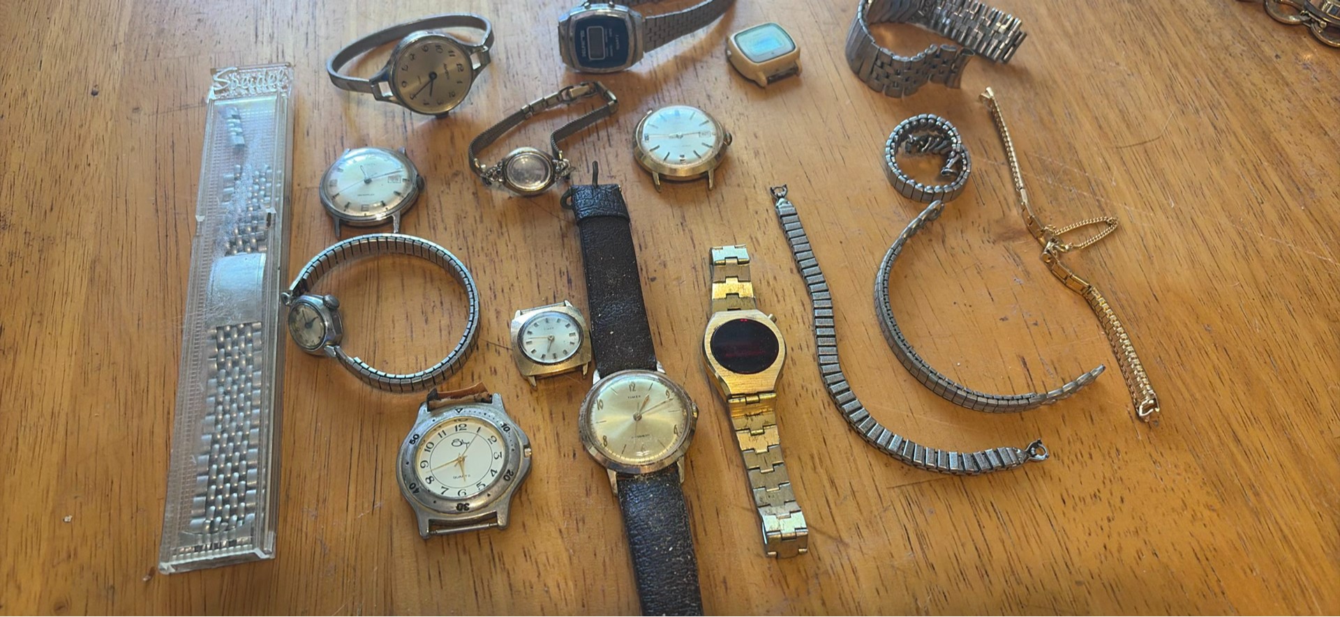 Assorted vintage watches and metal jewelry - image 8 of 8