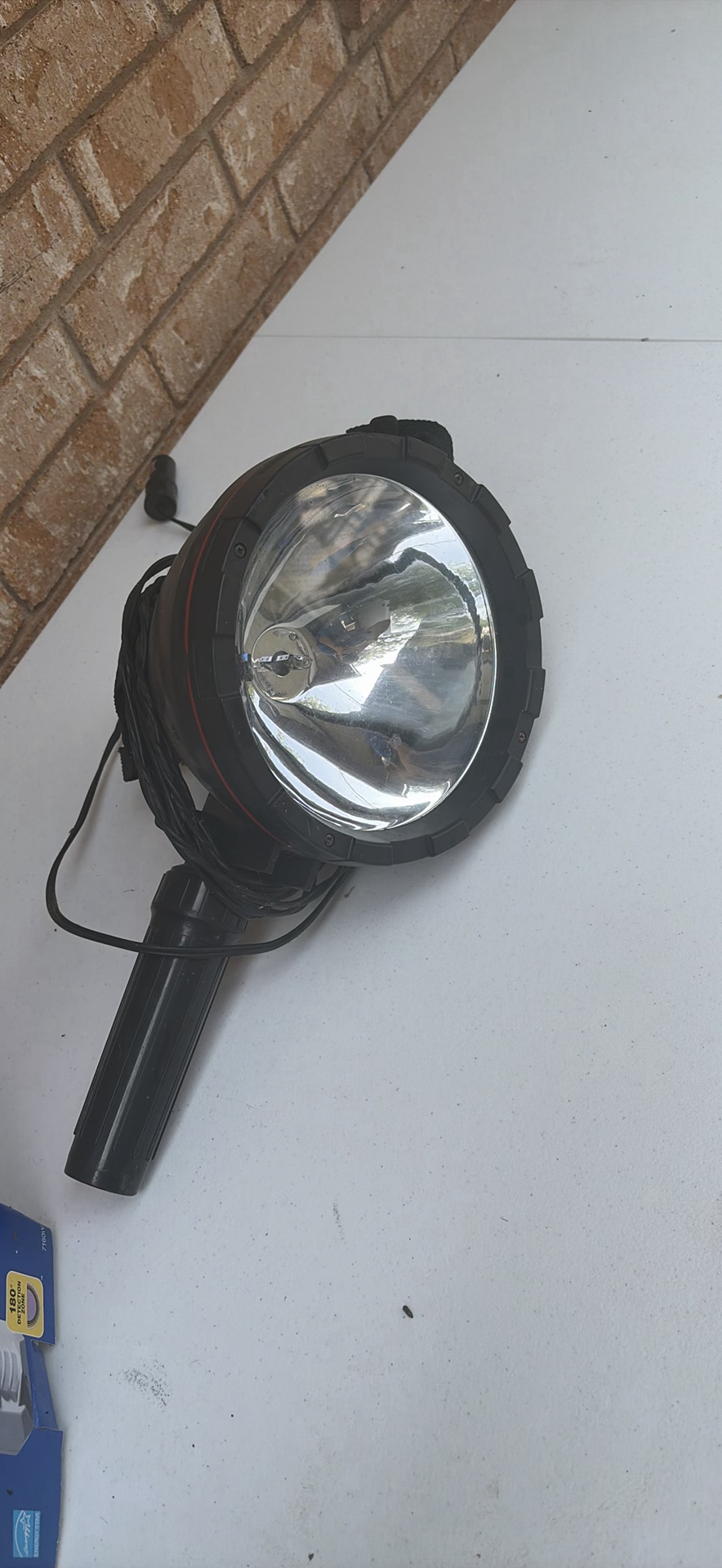 Brinks single-head halogen floodlight with motion activation and its box - image 3 of 4