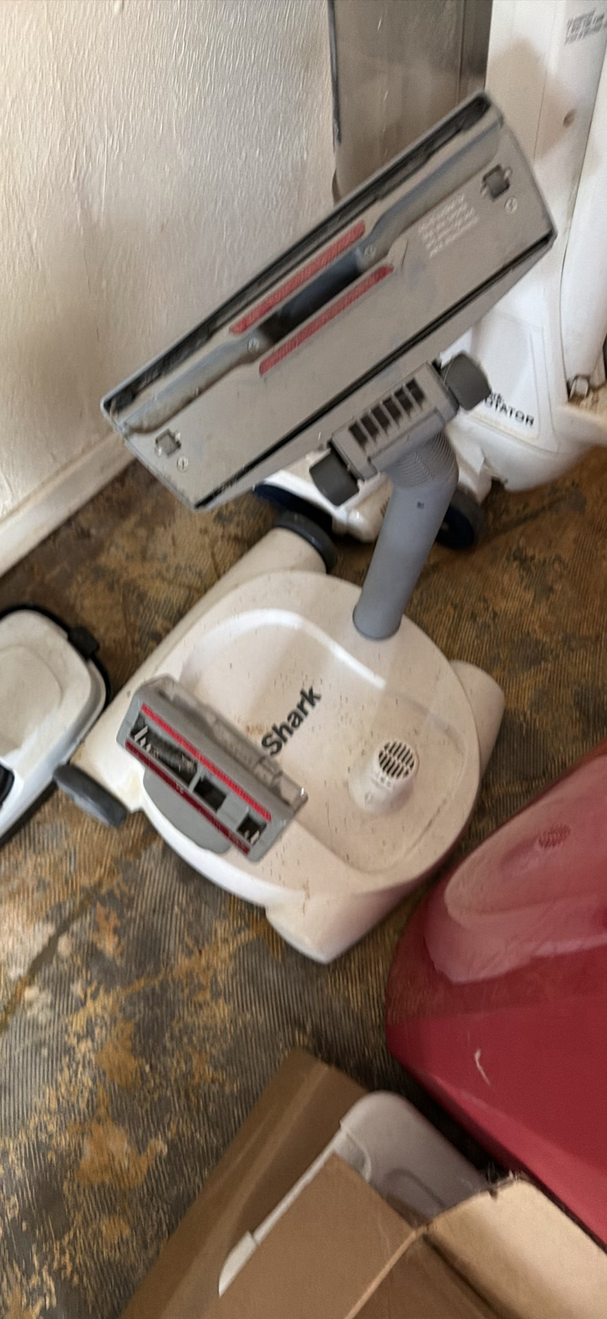 Shark vacuum cleaners and cleaning equipment - image 3 of 5