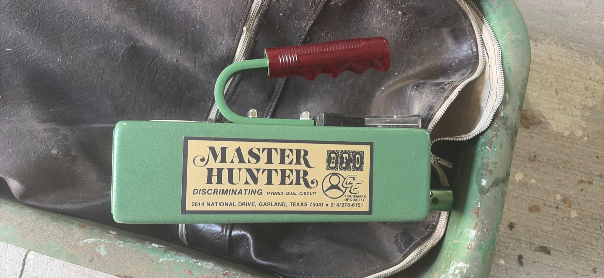 Green wagon with vintage Master Hunter metal detector - image 2 of 4