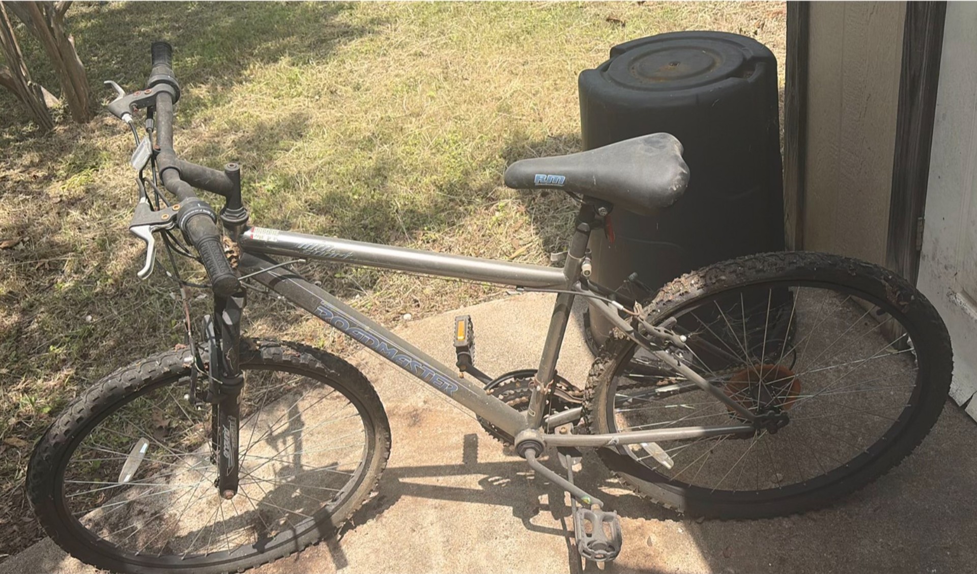 Roadmaster mountain bicycle with triple crankset - image 1 of 7